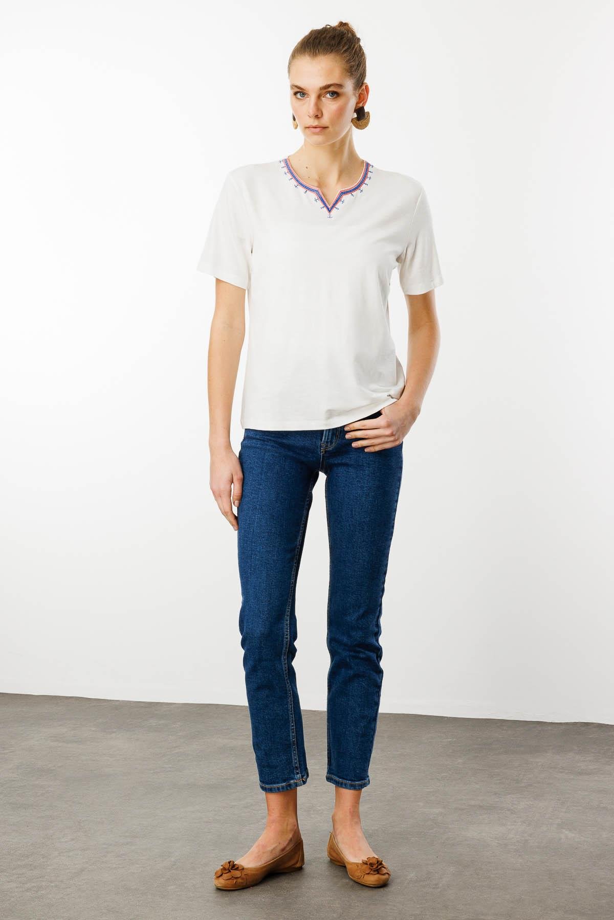 25768Kadın Yakası Yırtmaçlı ve İşlemeli T-shirt Ekru