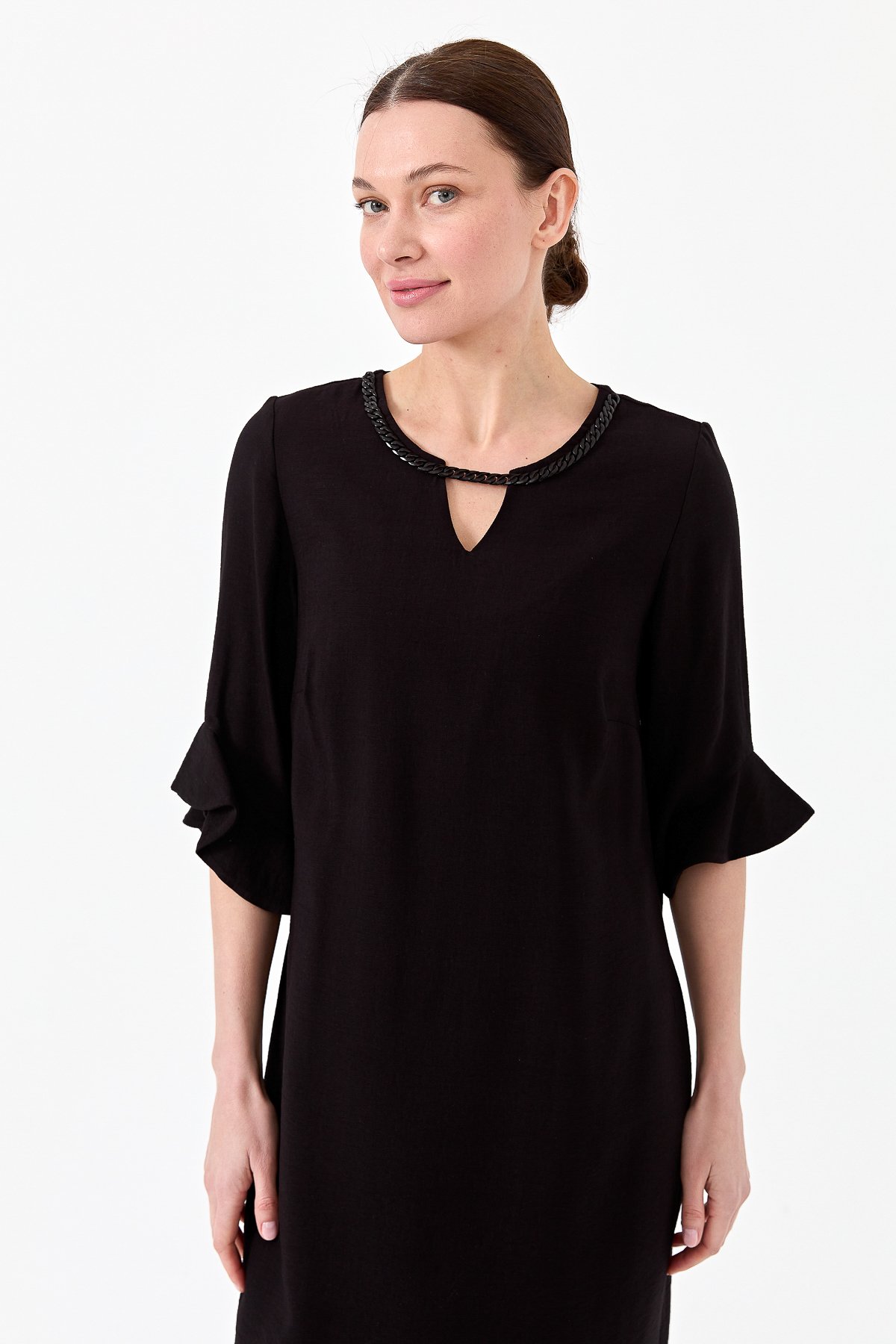 22723Kadın Yakası Zincir Aksesuarlı Keten Elbise Siyah