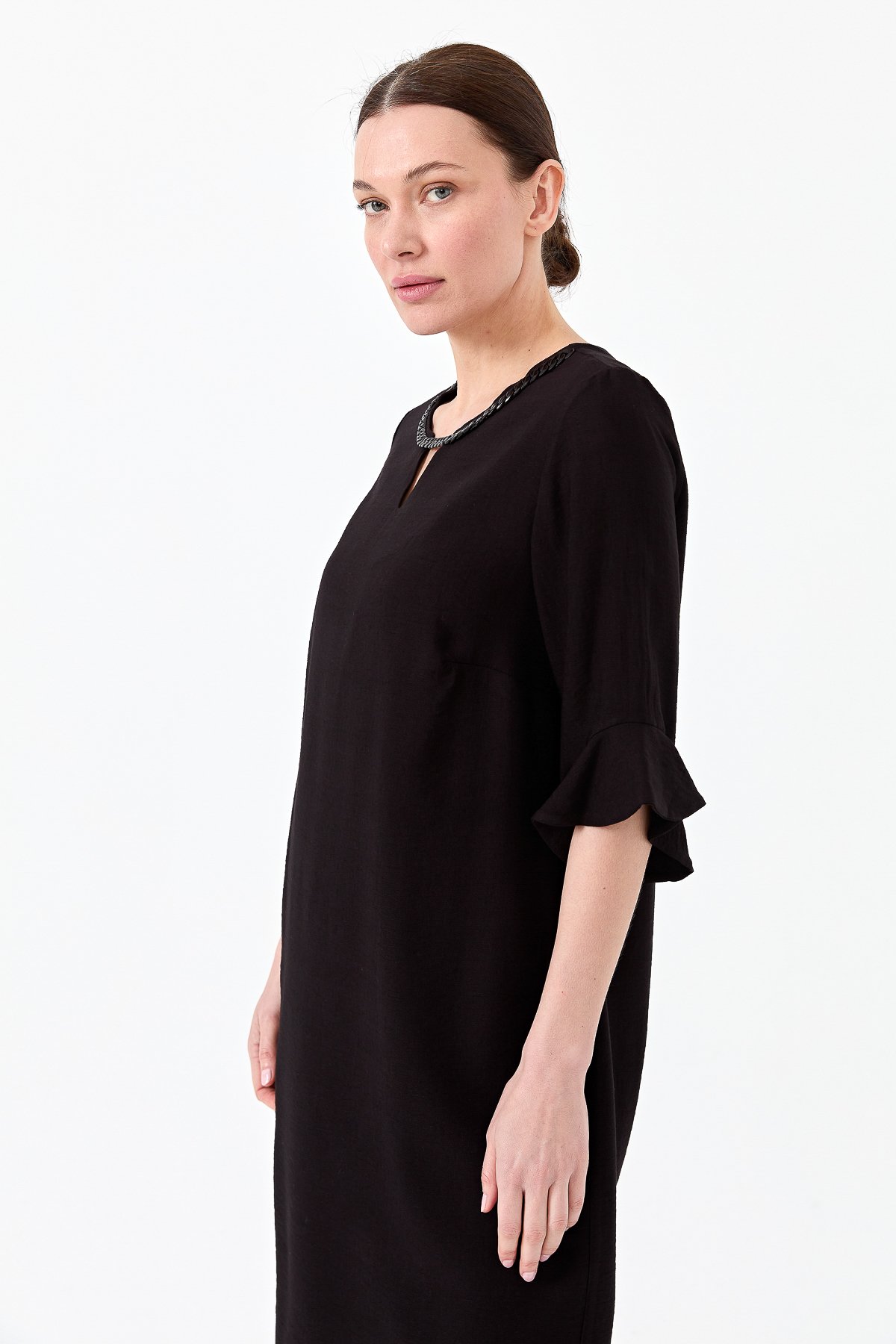 22723Kadın Yakası Zincir Aksesuarlı Keten Elbise Siyah