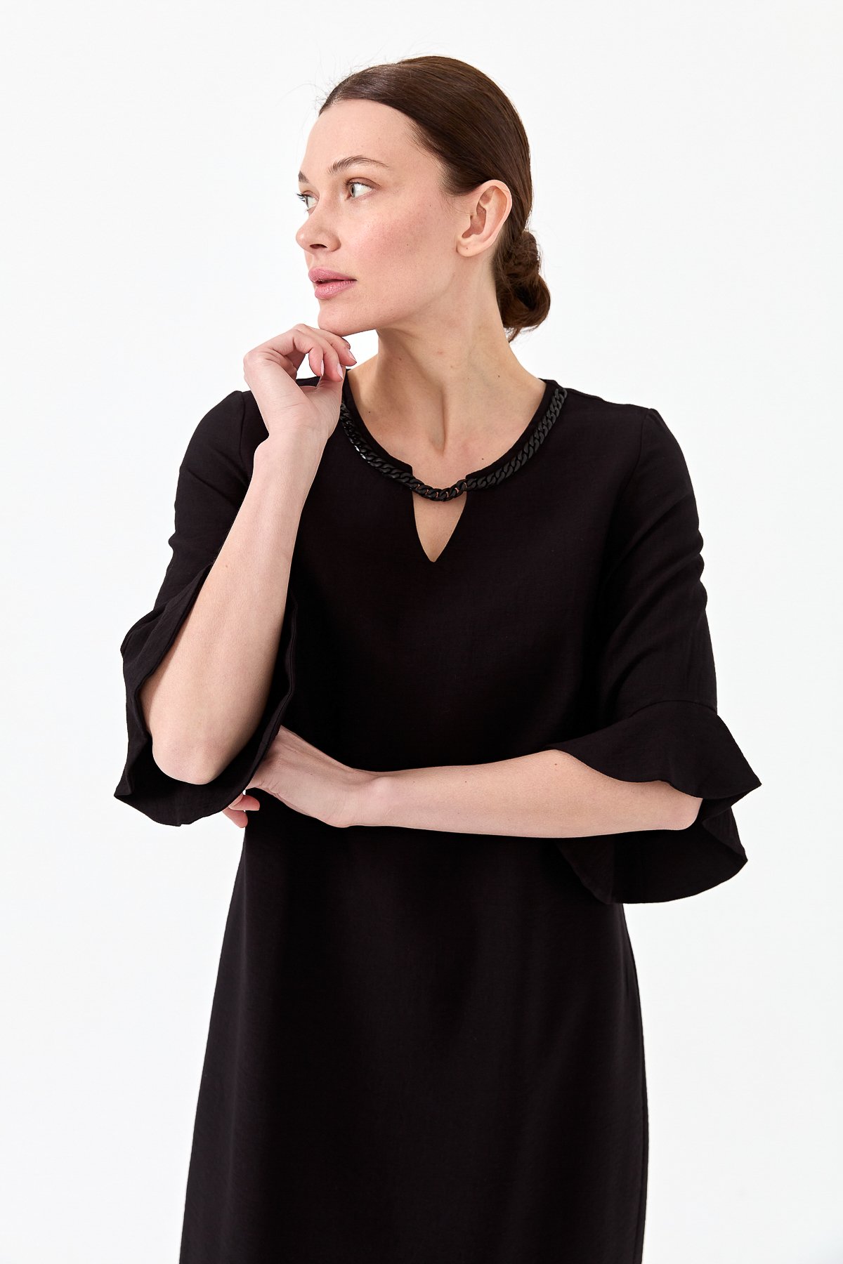 22723Kadın Yakası Zincir Aksesuarlı Keten Elbise Siyah