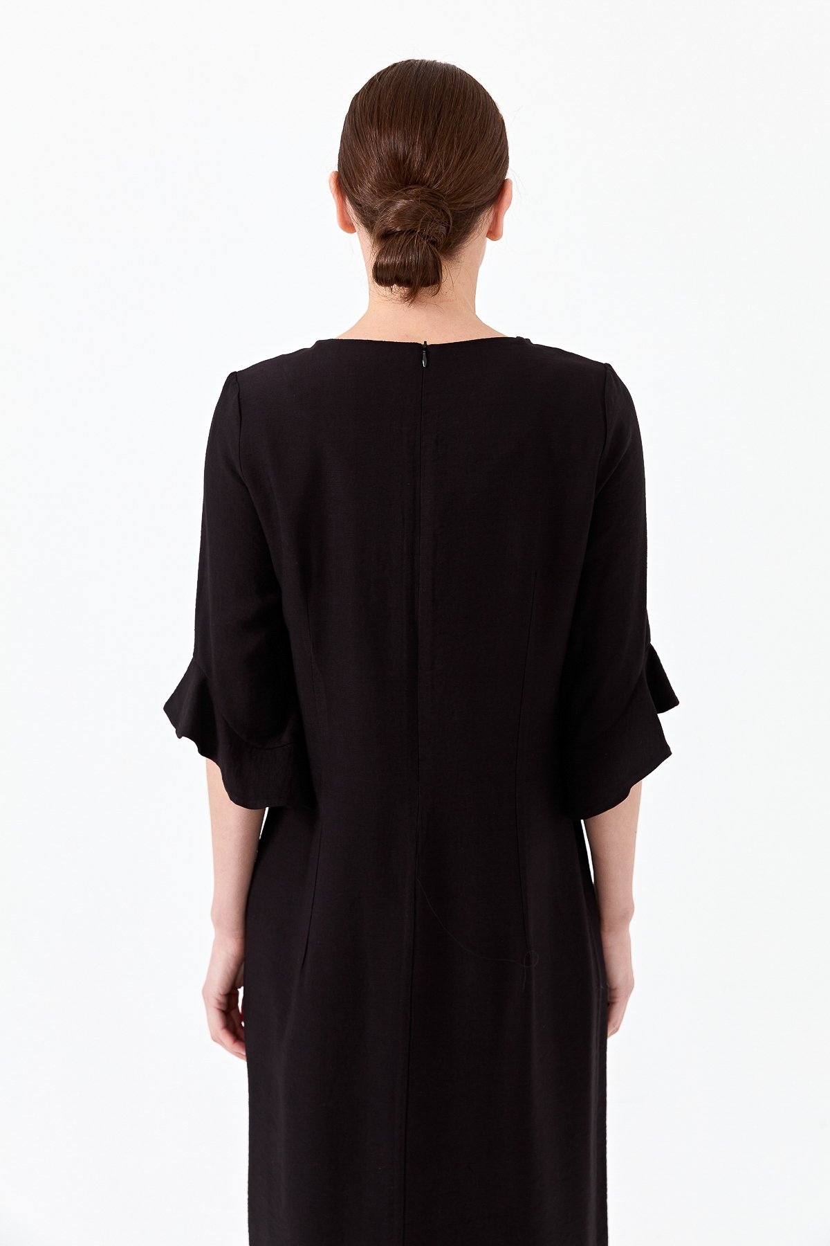 22723Kadın Yakası Zincir Aksesuarlı Keten Elbise Siyah