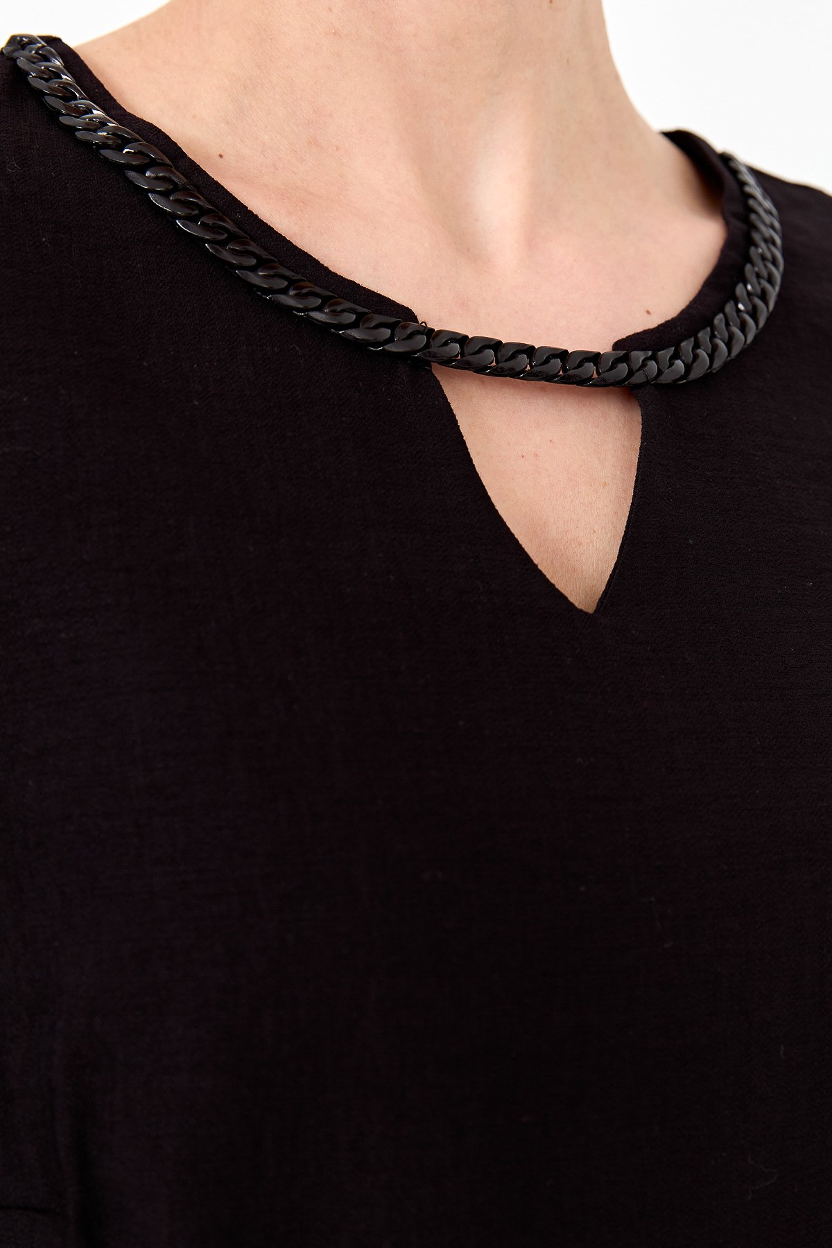 22723Kadın Yakası Zincir Aksesuarlı Keten Elbise Siyah