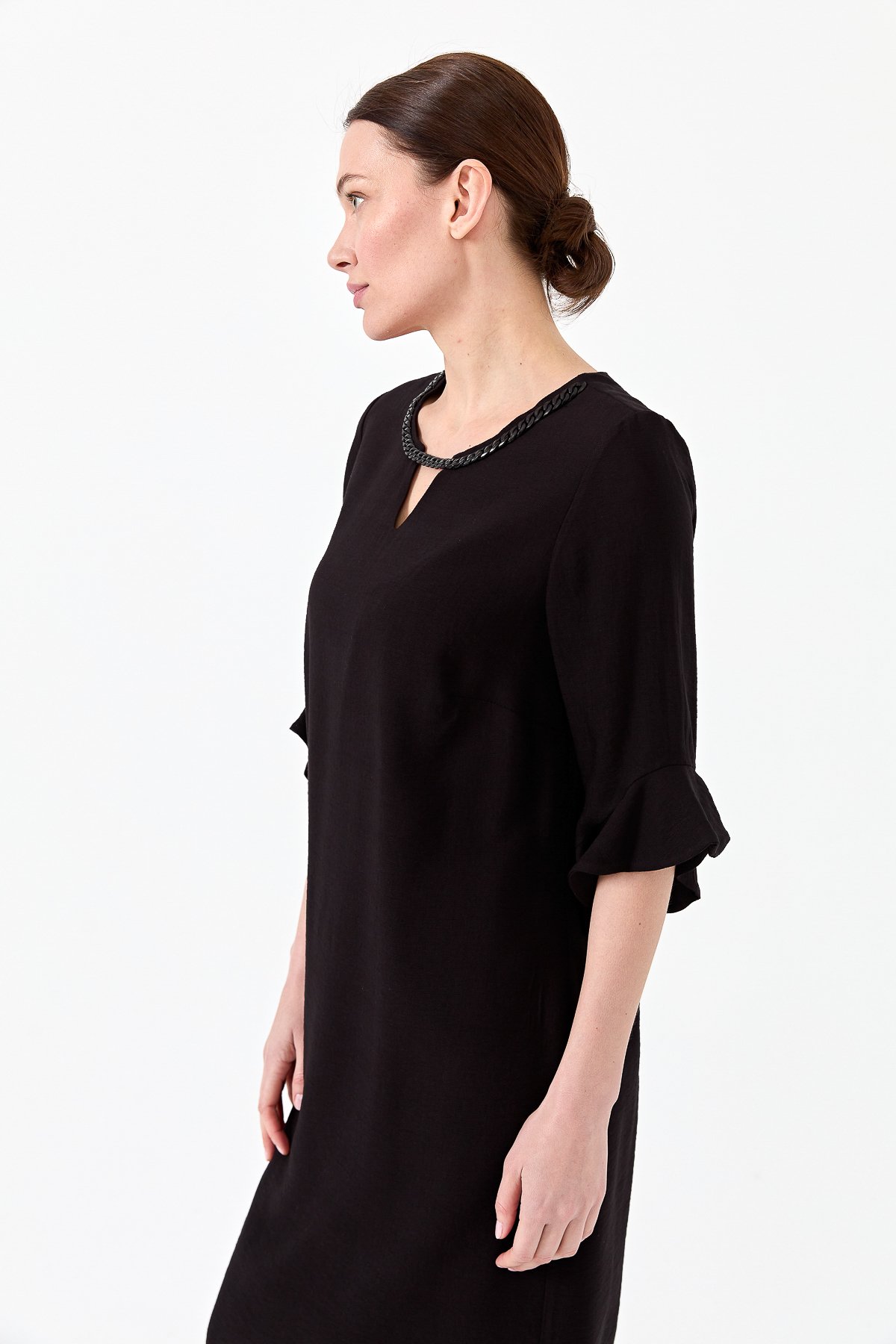 22723Kadın Yakası Zincir Aksesuarlı Keten Elbise Siyah