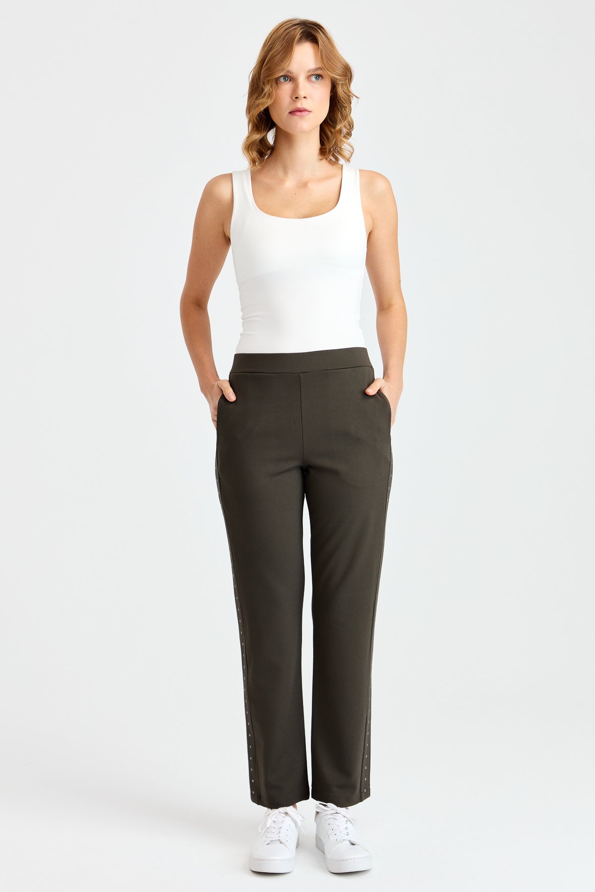 KMK23012Женские спортивные брюки с камнями по бокам