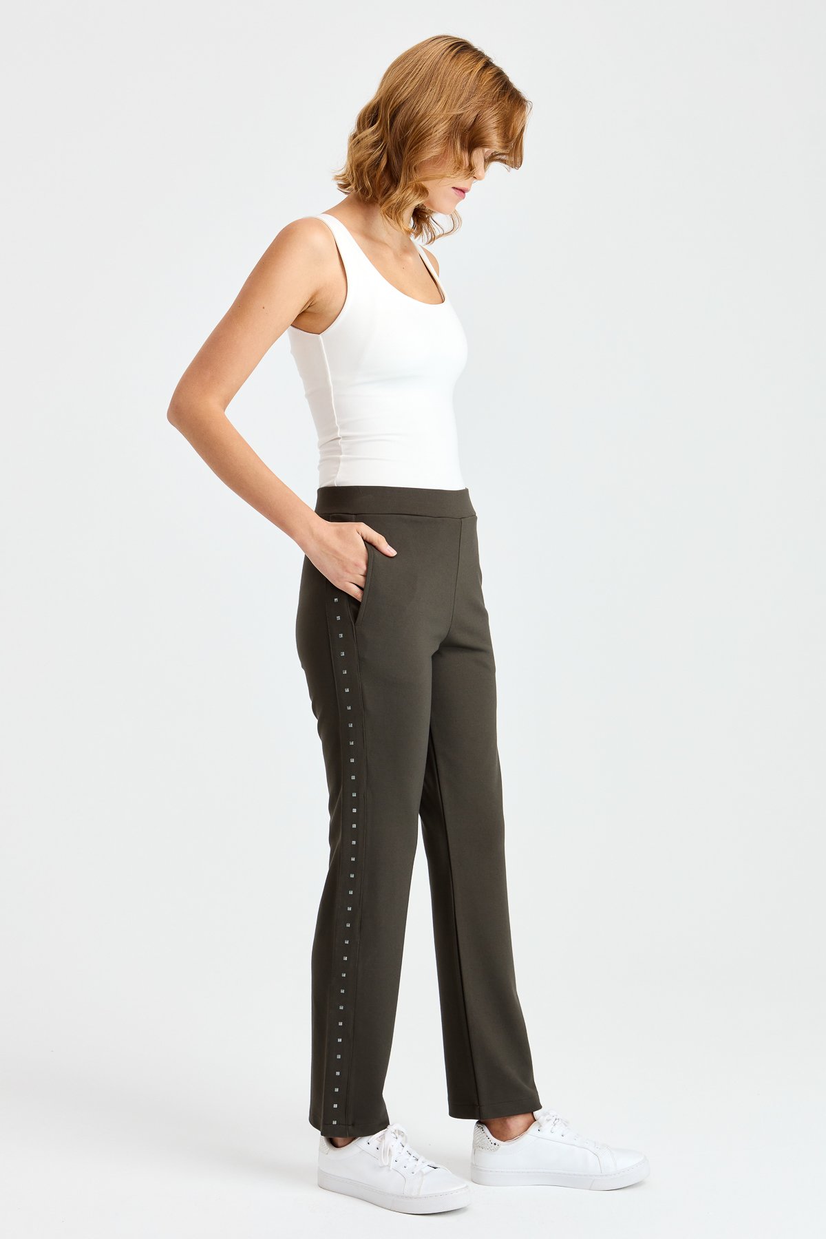 KMK23012Женские спортивные брюки с камнями по бокам