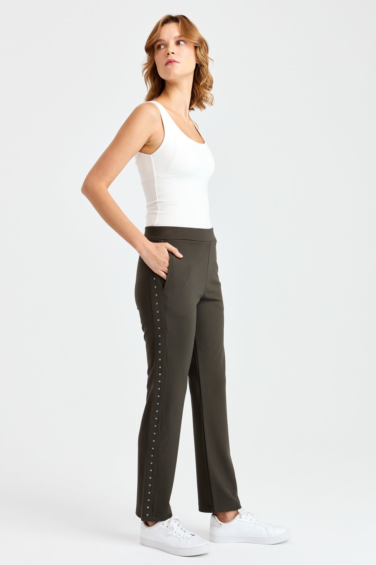 KMK23012Женские спортивные брюки с камнями по бокам