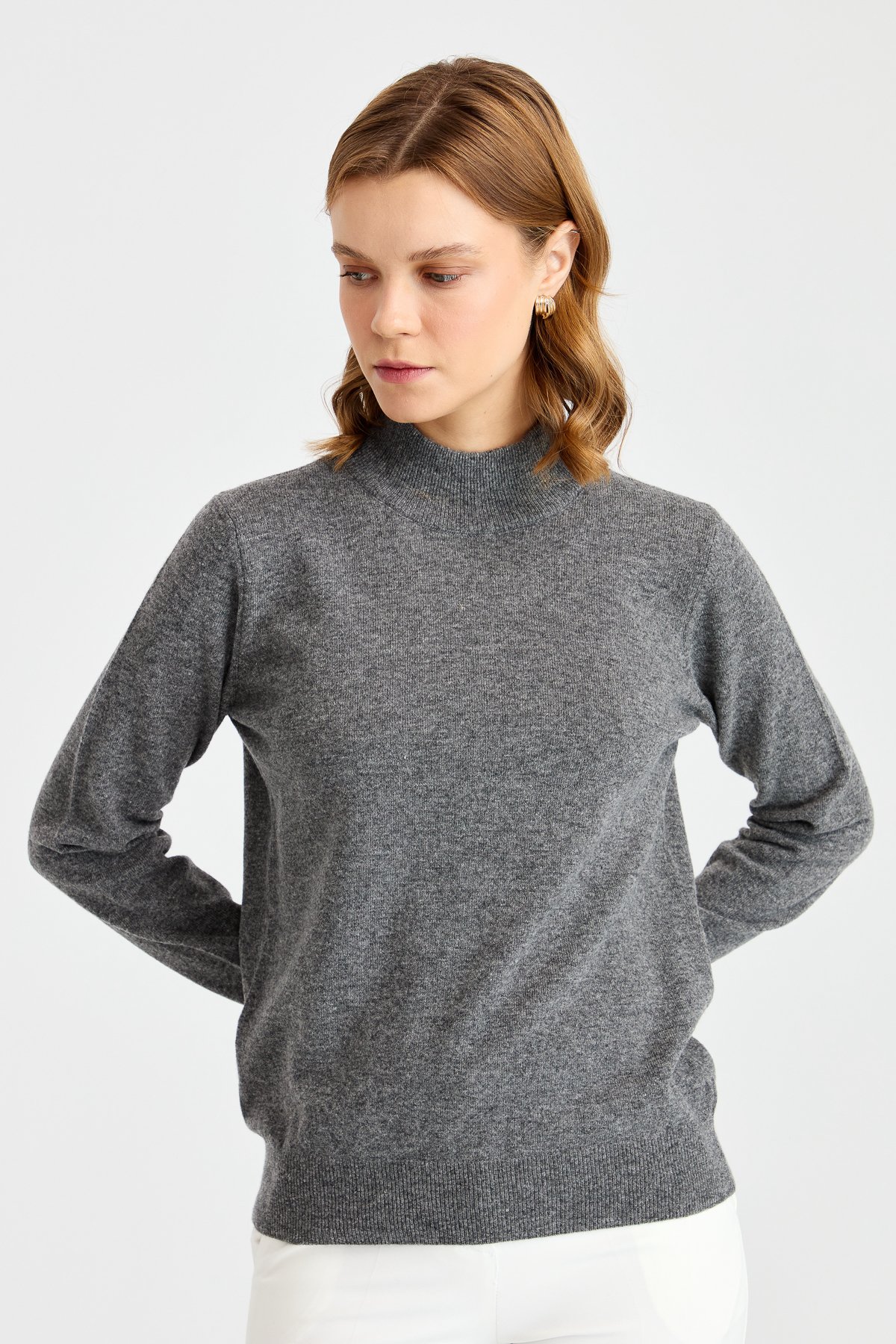 21040Женский свитер с имитацией черепахой серого цвета