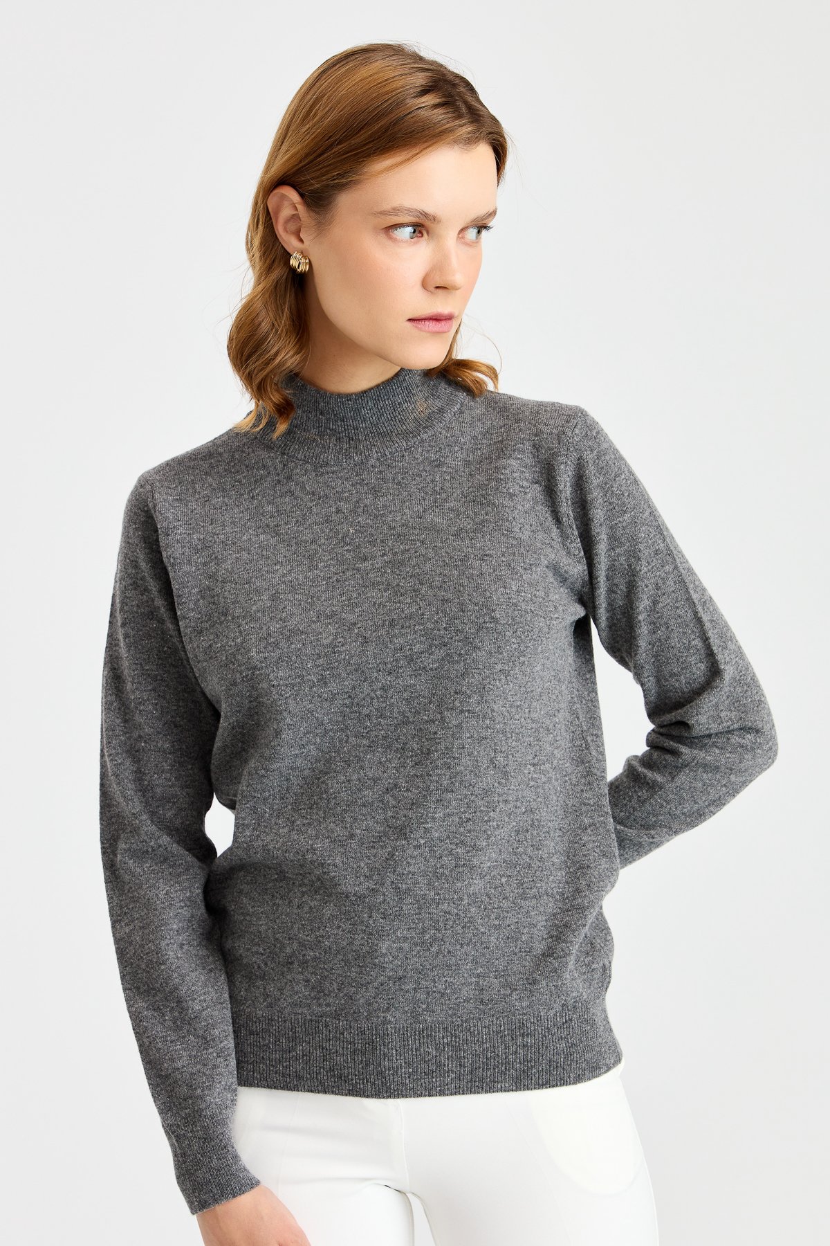 21040Женский свитер с имитацией черепахой серого цвета