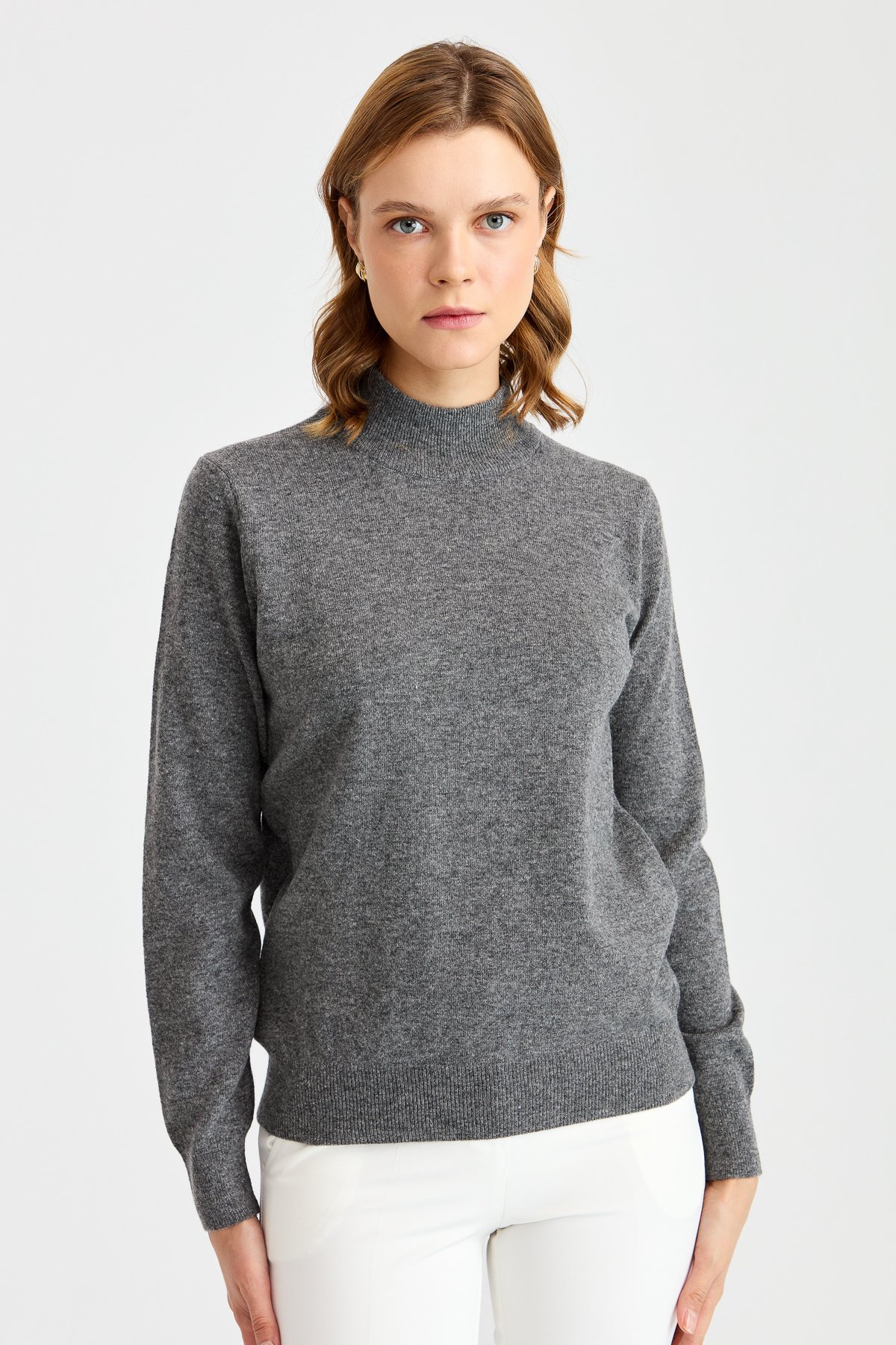 21040Женский свитер с имитацией черепахой серого цвета