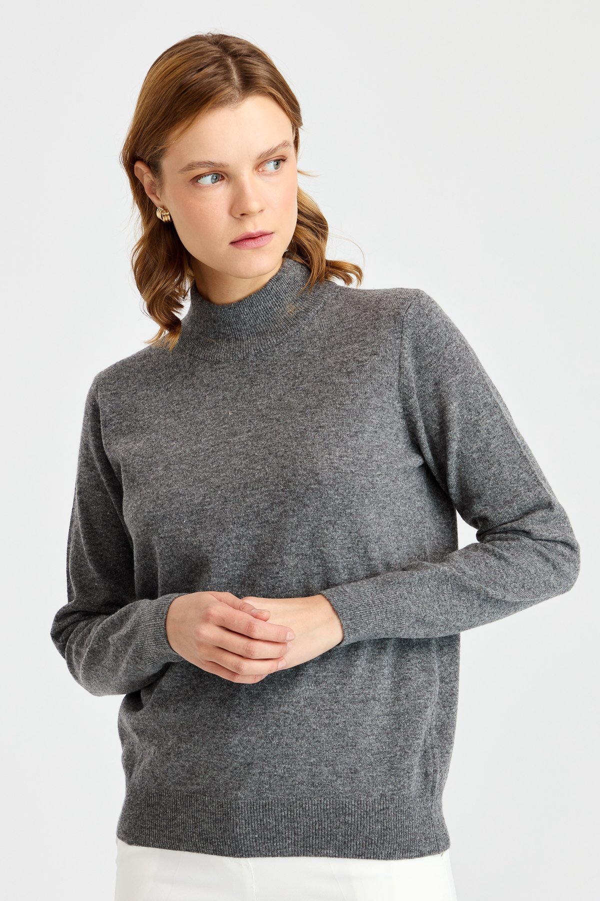 21040Женский свитер с имитацией черепахой серого цвета