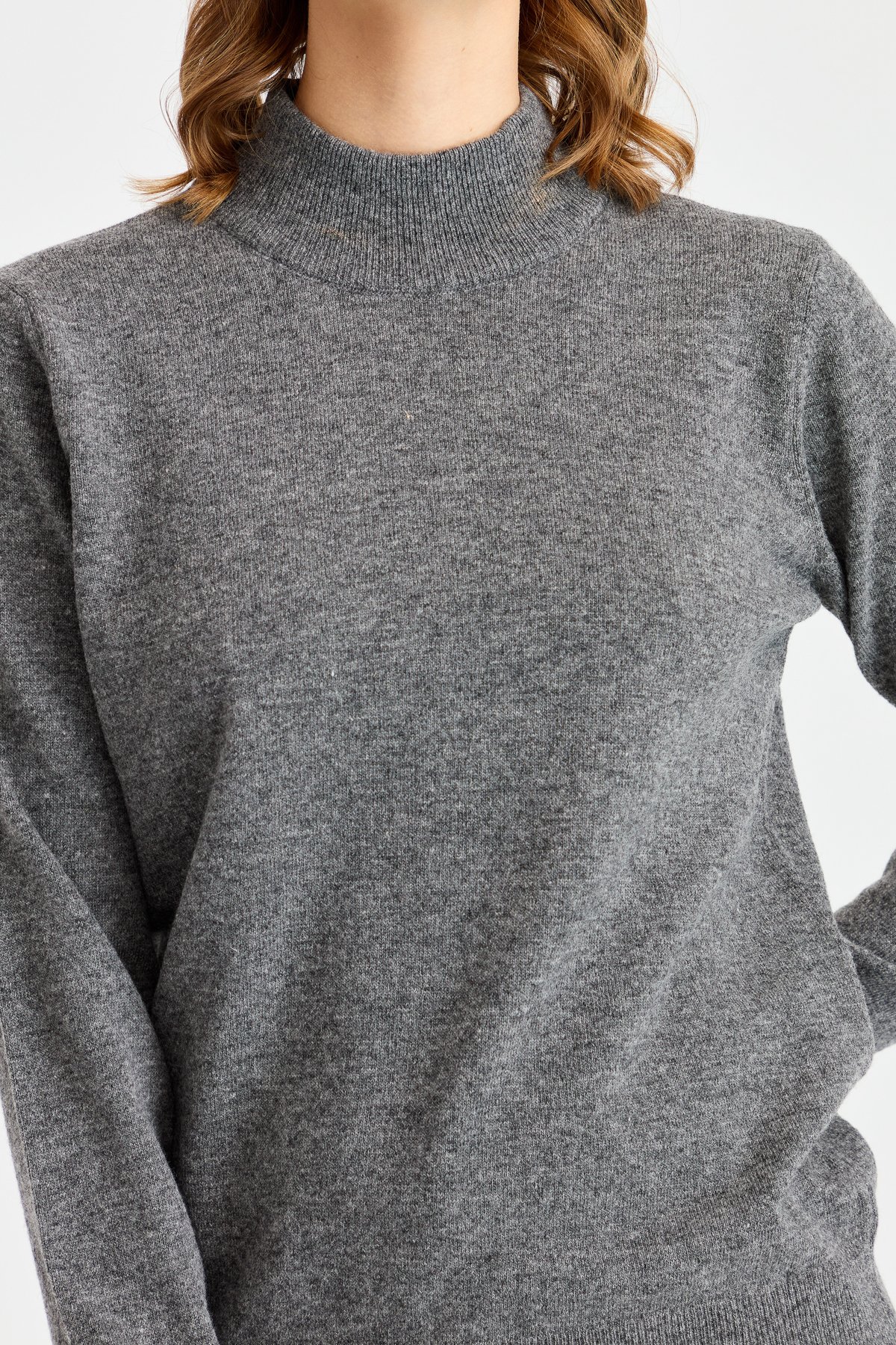 21040Женский свитер с имитацией черепахой серого цвета