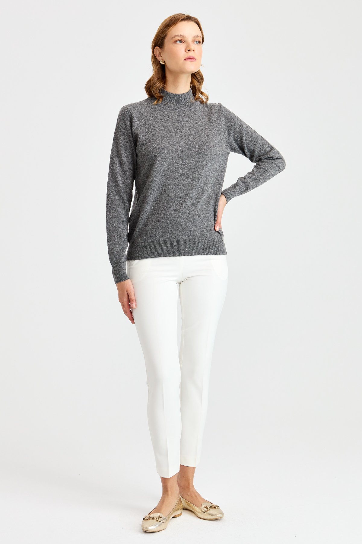 21040Женский свитер с имитацией черепахой серого цвета