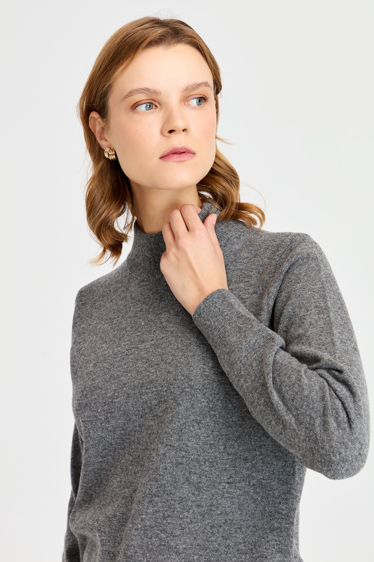 21040Женский свитер с имитацией черепахой серого цвета