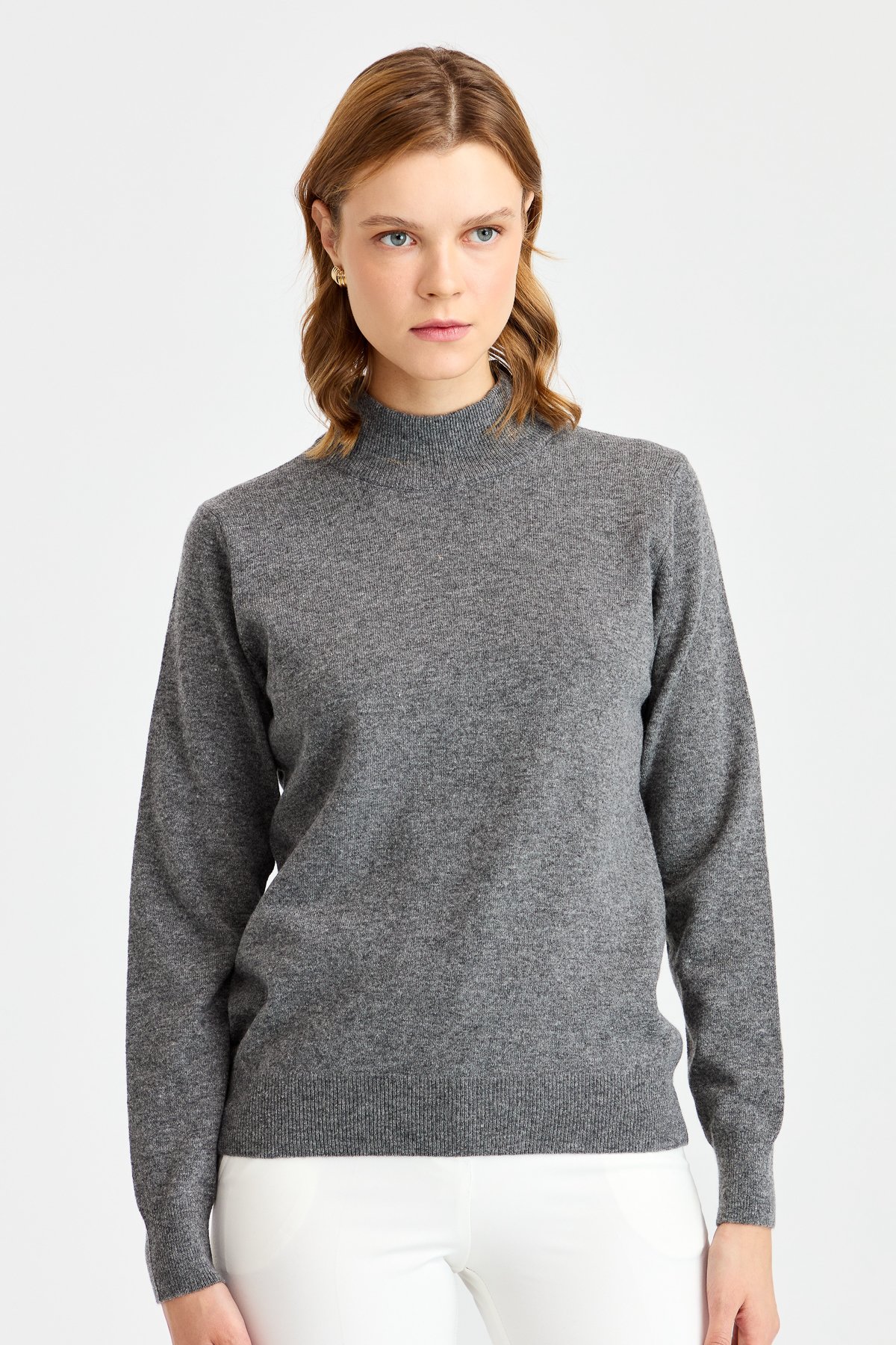 21040Женский свитер с имитацией черепахой серого цвета