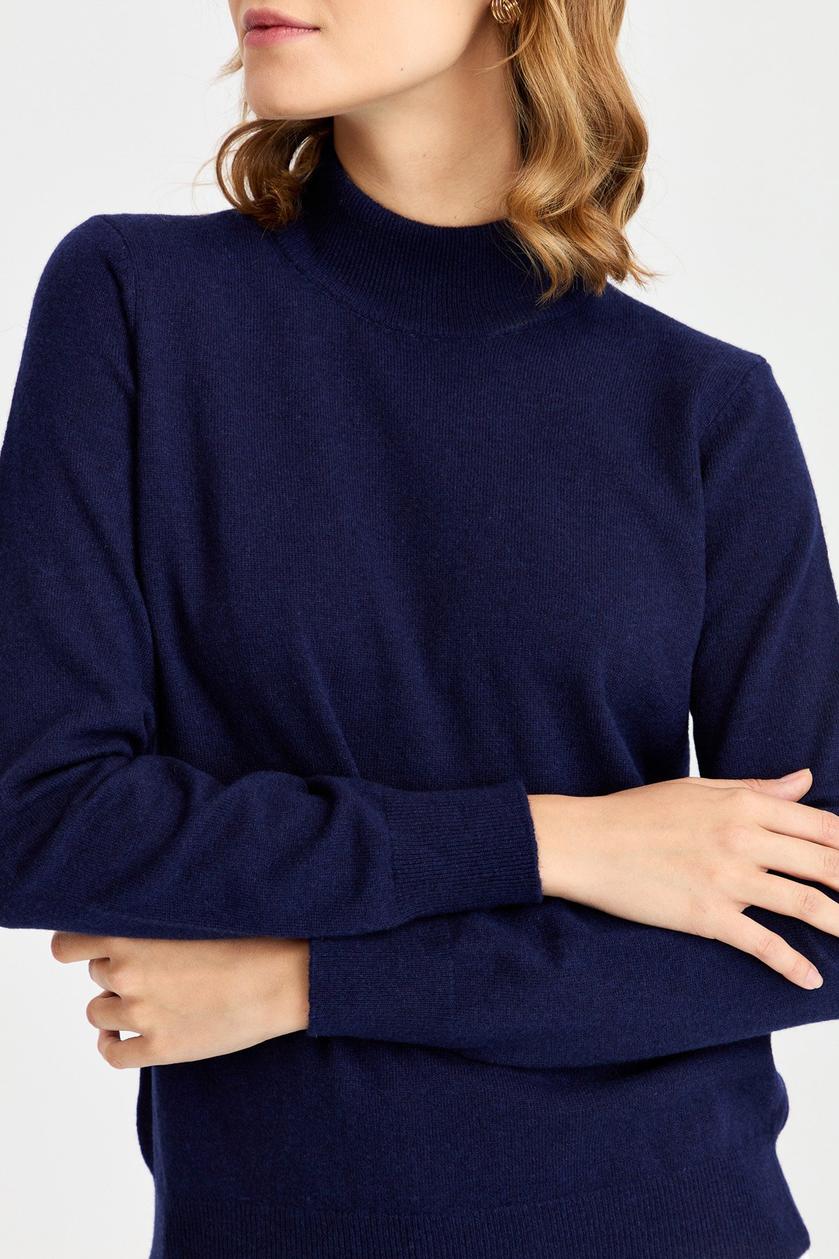 21040Женская классическая блузка с полуводолазкой