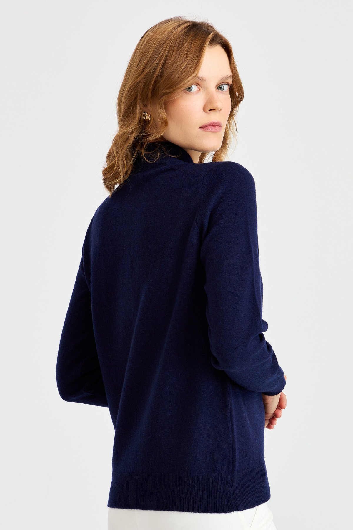 21040Женская классическая блузка с полуводолазкой