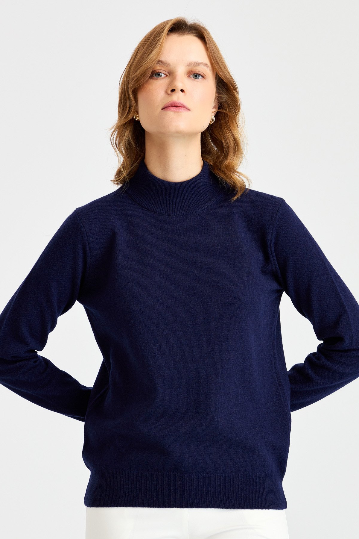 21040Женская классическая блузка с полуводолазкой