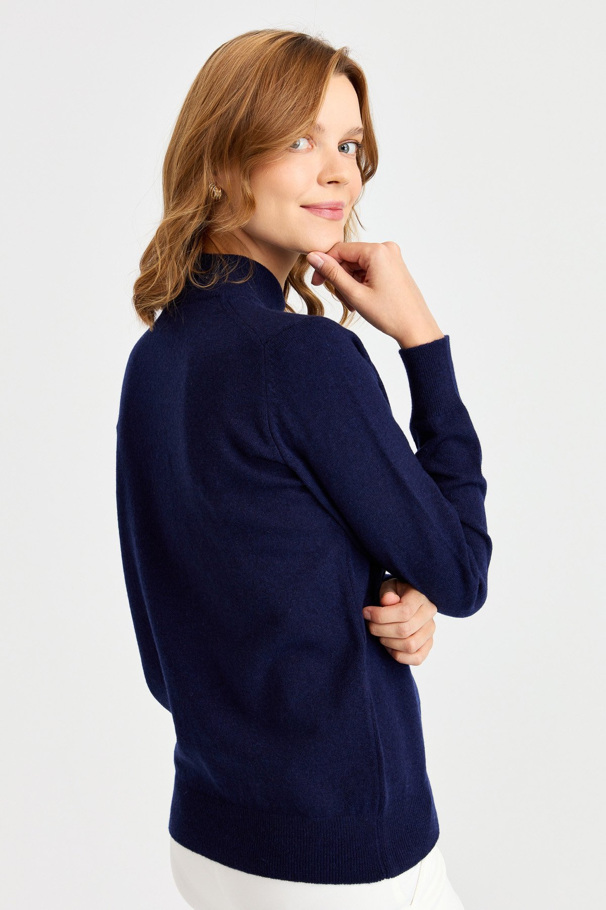 21040Женская классическая блузка с полуводолазкой