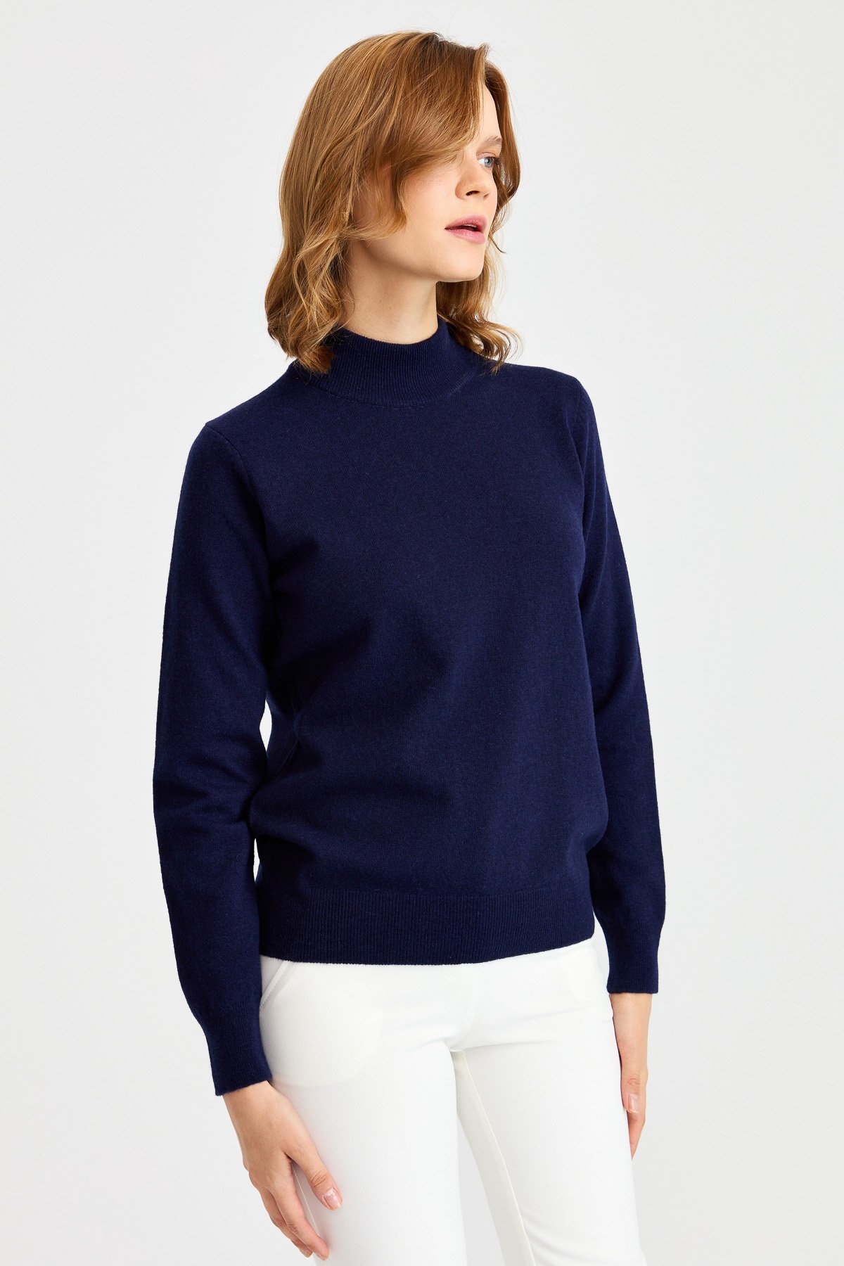 21040Женская классическая блузка с полуводолазкой