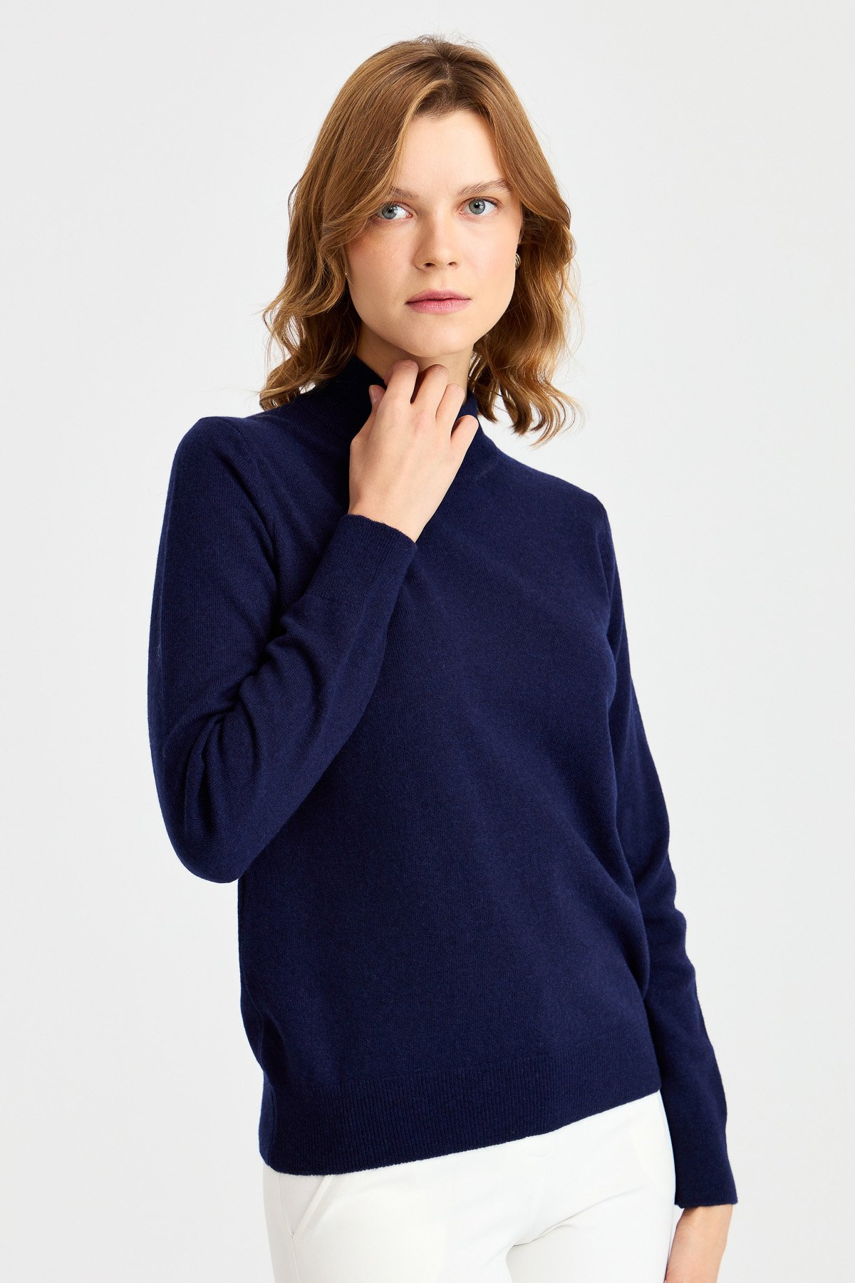 21040Женская классическая блузка с полуводолазкой