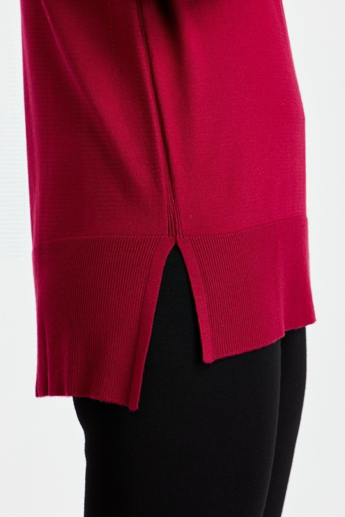 22305Женский свитер-полуводолазка с разрезными рукавами вишня