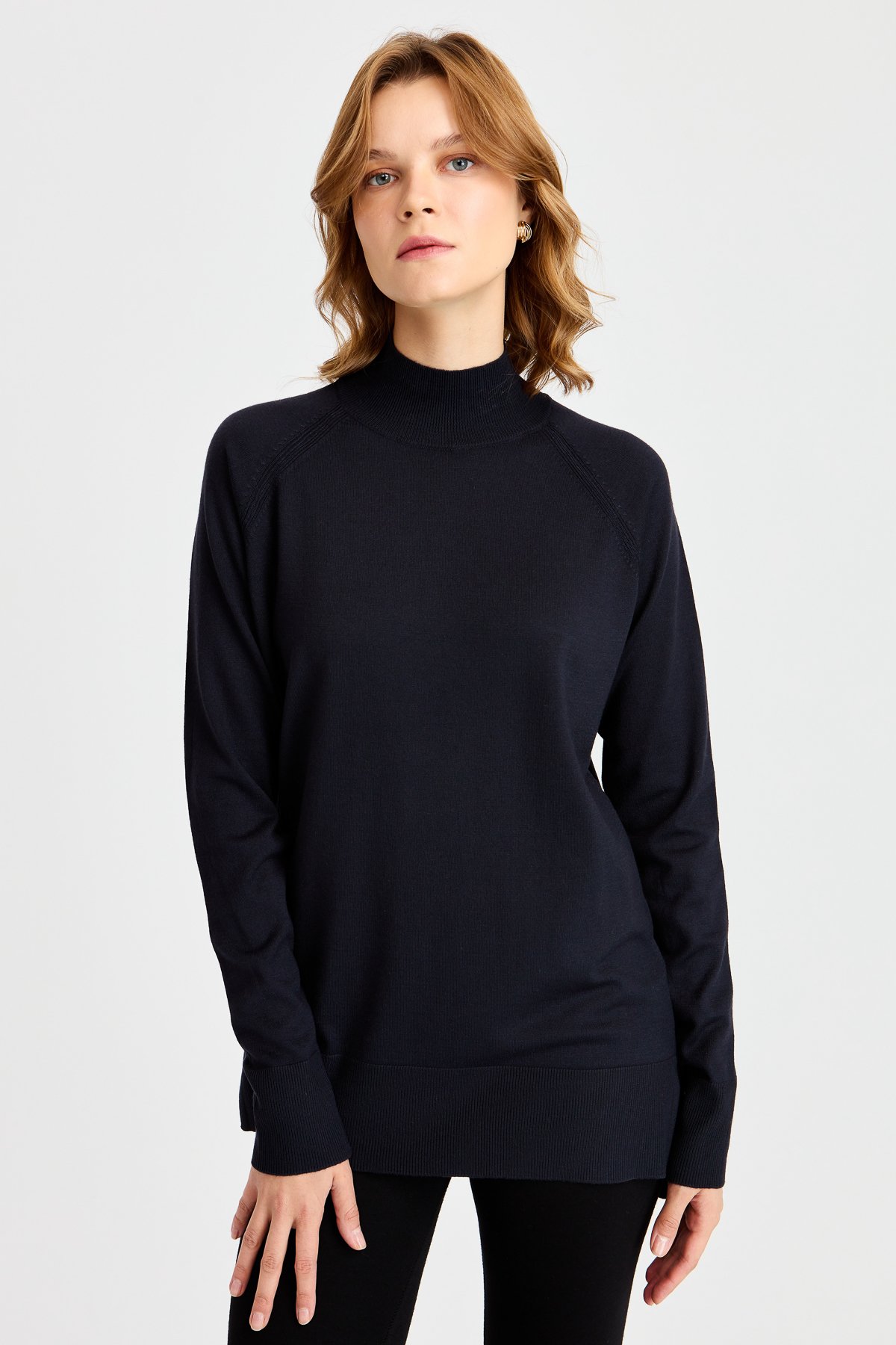 22305Женский свитер-полуводолазка с разрезными рукавами темно-синий