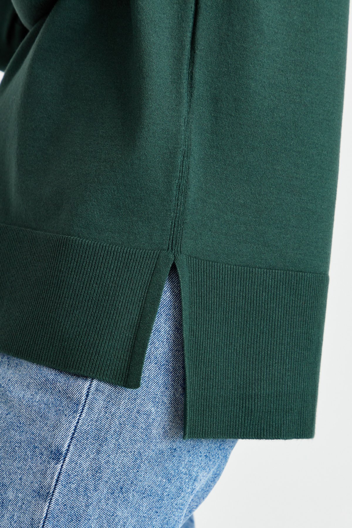 22305Женский свитер-полуводолазка с разрезными рукавами нафта