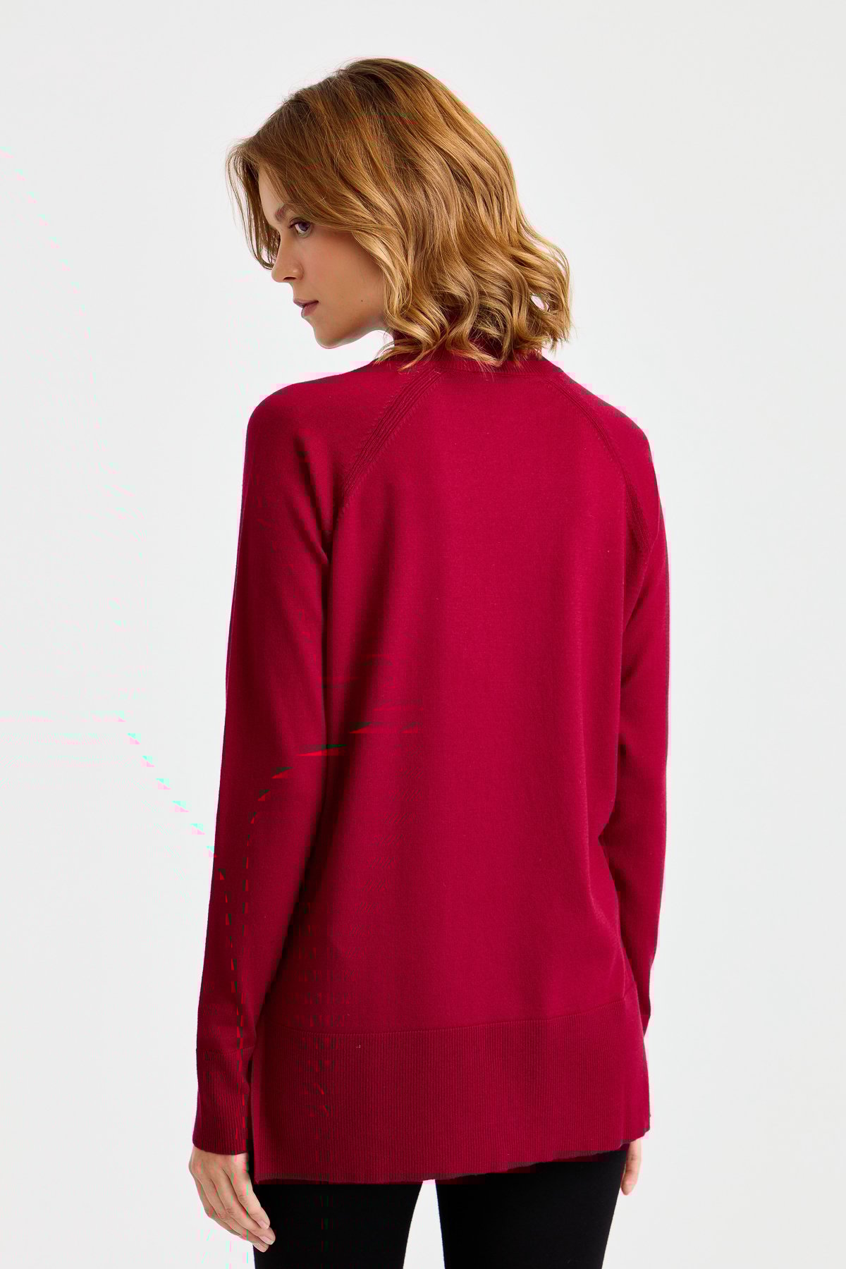 22305Женский свитер-полуводолазка с разрезными рукавами вишня