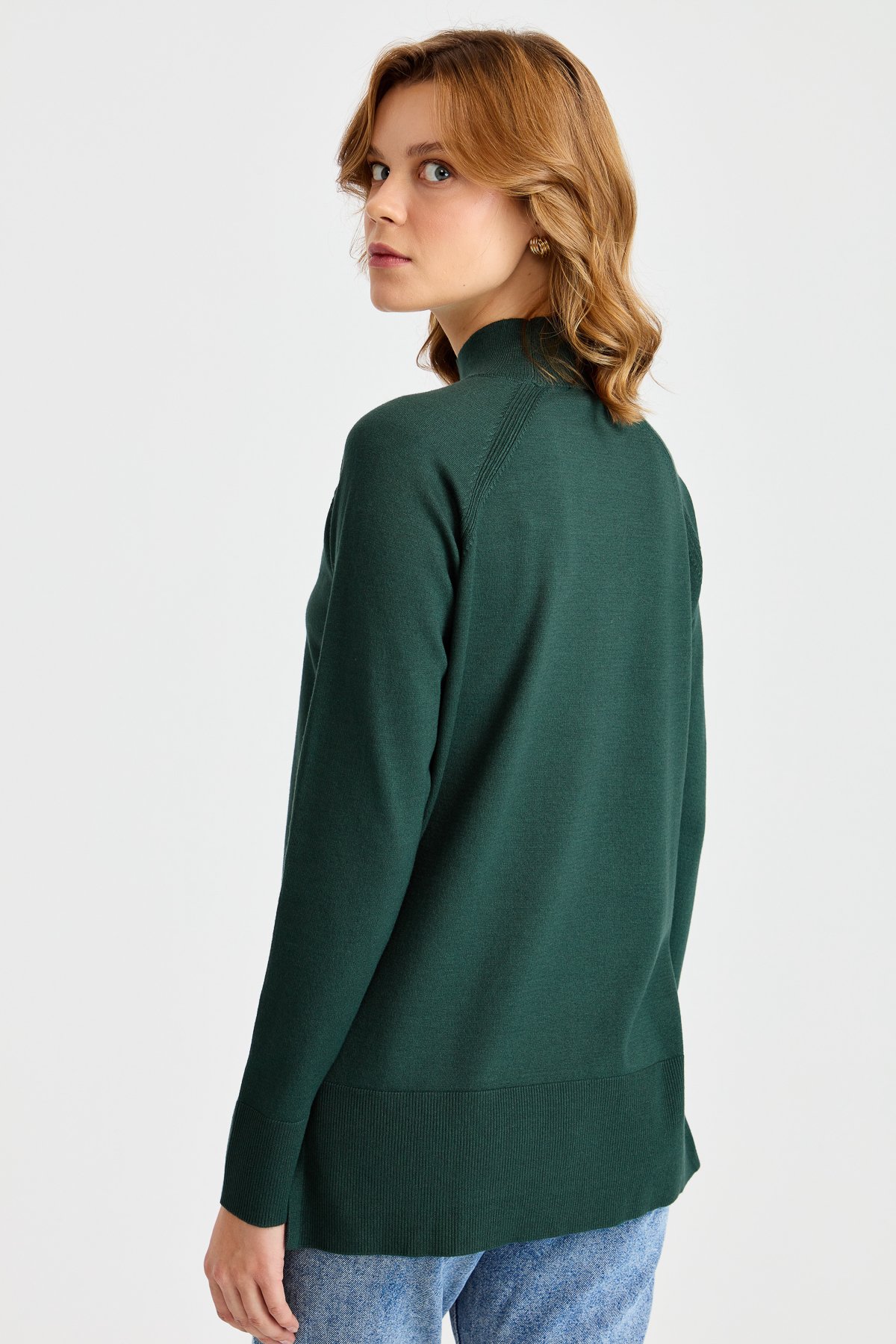 22305Женский свитер-полуводолазка с разрезными рукавами нафта