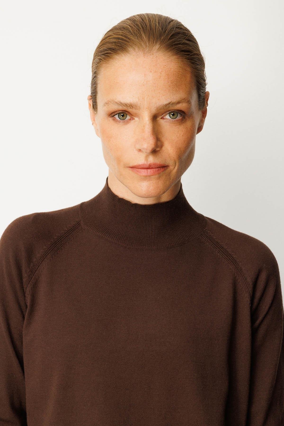 22305Kadın Yarım Balıkçı Yaka Kolları Yırtmaçlı Basic Kazak Kahve