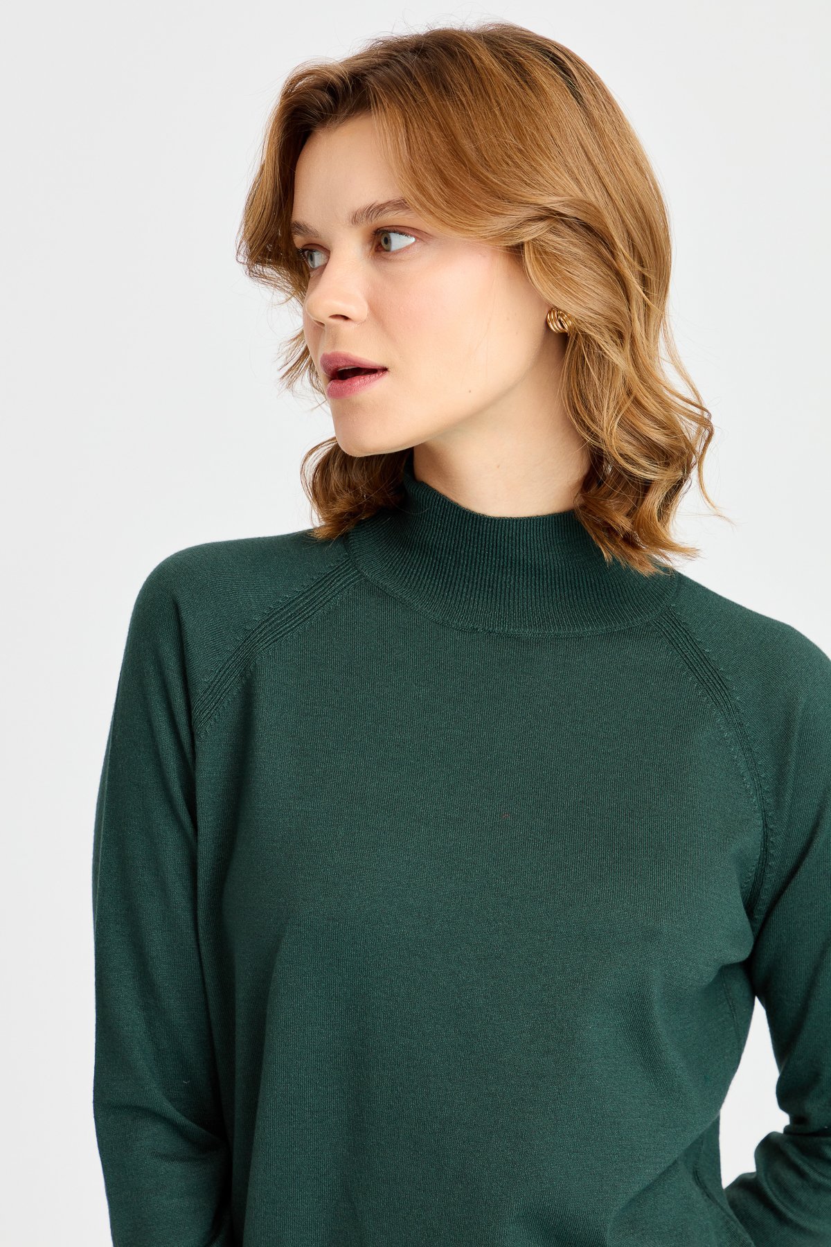 22305Женский свитер-полуводолазка с разрезными рукавами нафта