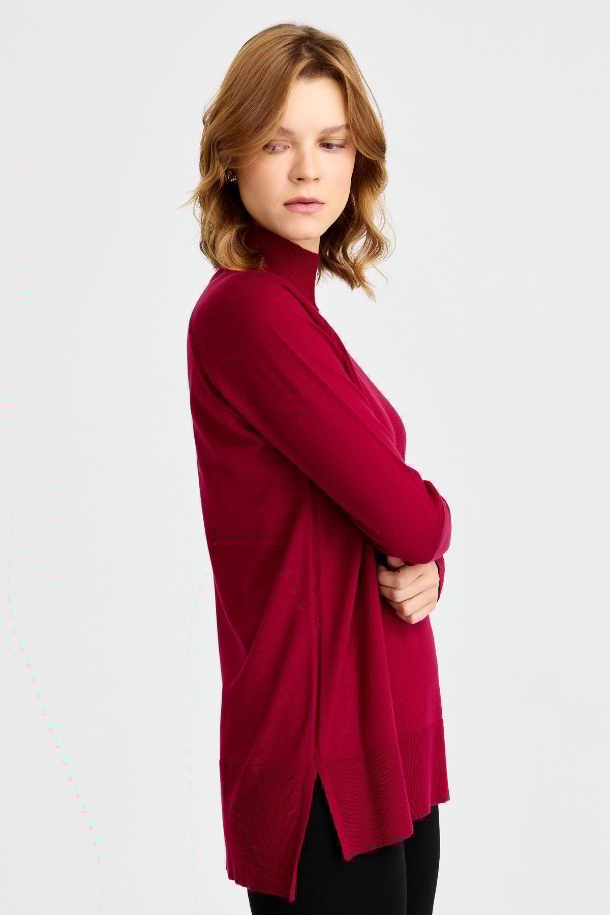 22305Женский свитер-полуводолазка с разрезными рукавами вишня