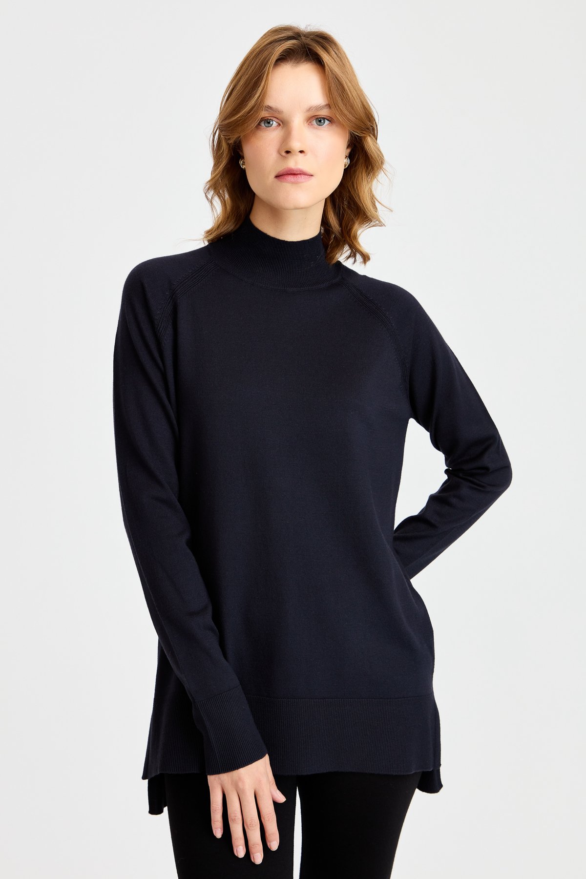 22305Женский свитер-полуводолазка с разрезными рукавами темно-синий