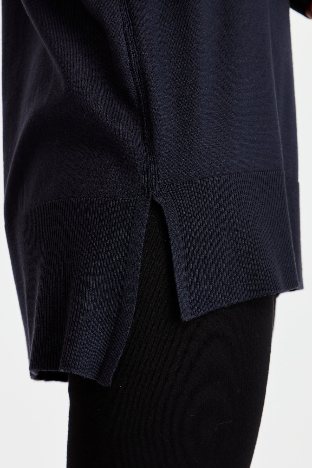 22305Женский свитер-полуводолазка с разрезными рукавами темно-синий