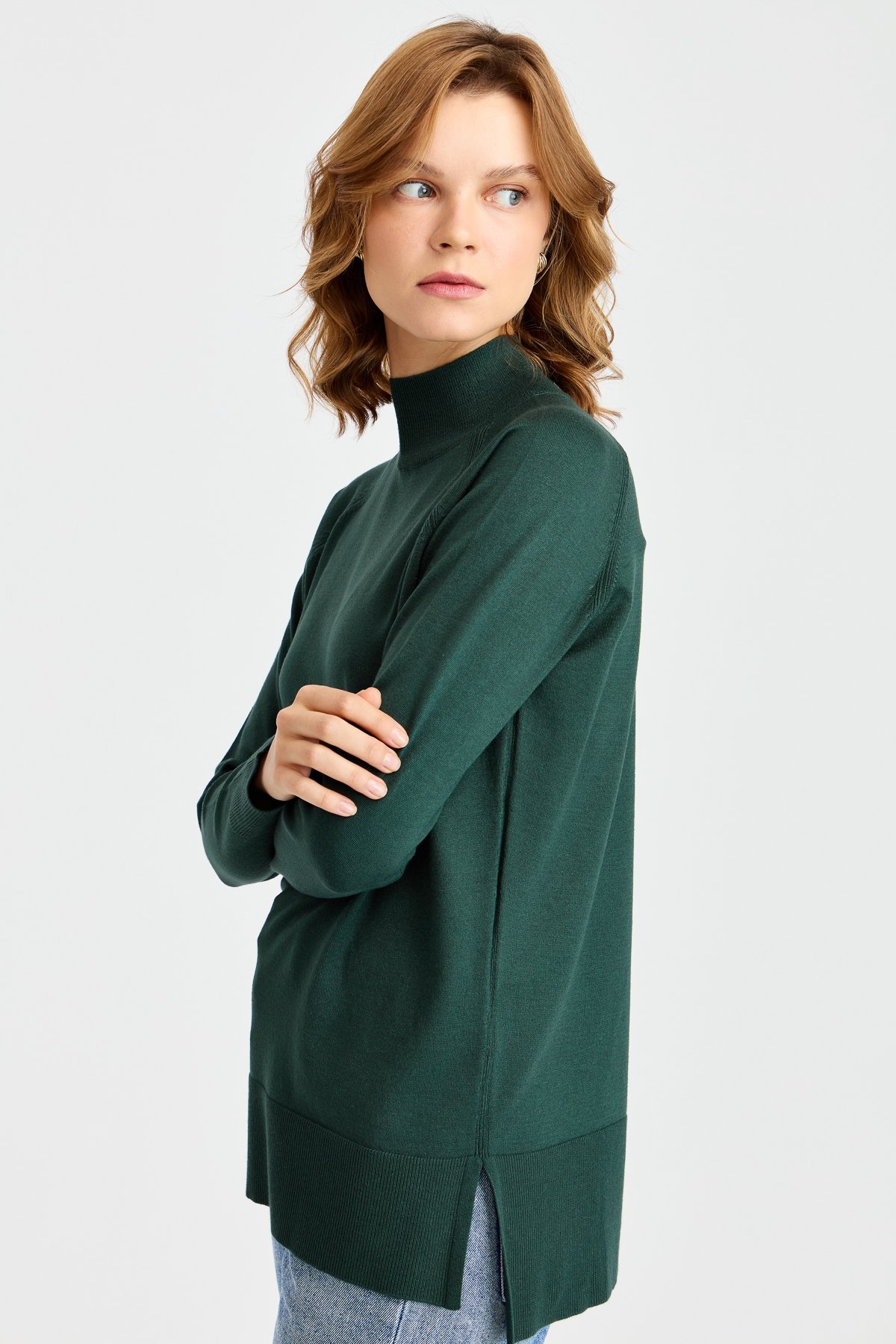 22305Женский свитер-полуводолазка с разрезными рукавами нафта