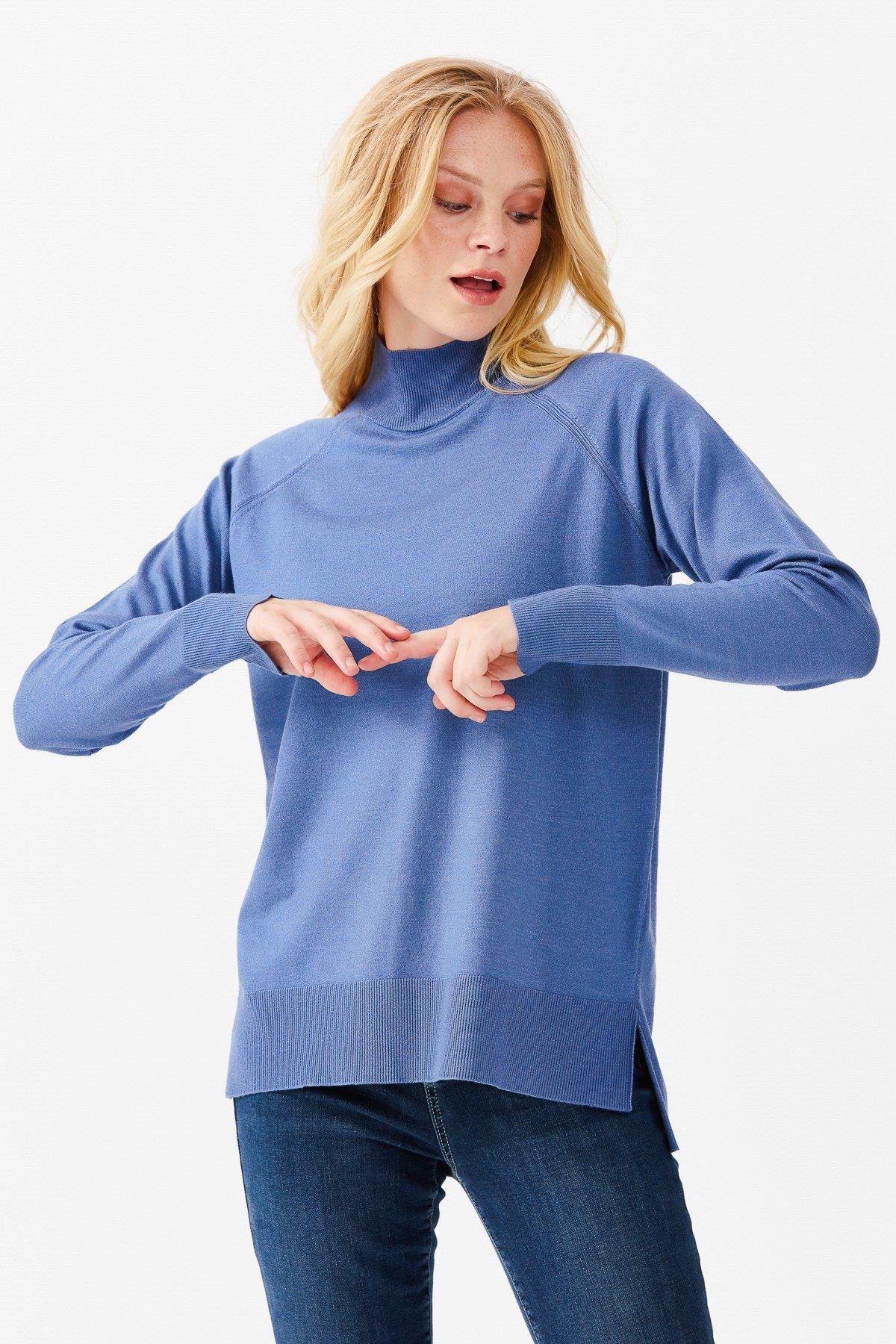 22305Kadın Yarım Balıkçı Yaka Kolları Yırtmaçlı Kazak Mavi