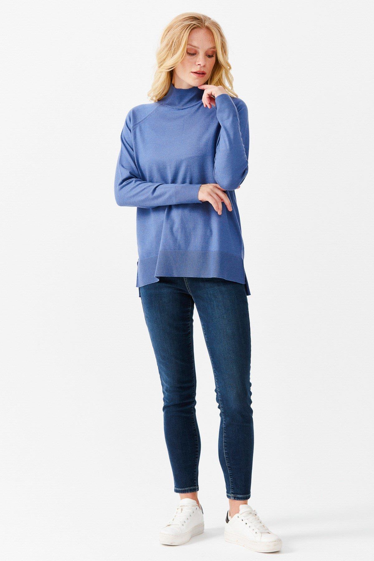 22305Kadın Yarım Balıkçı Yaka Kolları Yırtmaçlı Kazak Mavi