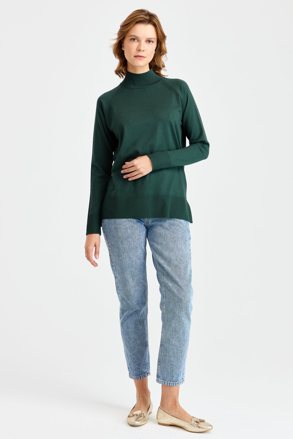 22305Женский свитер-полуводолазка с разрезными рукавами нафта