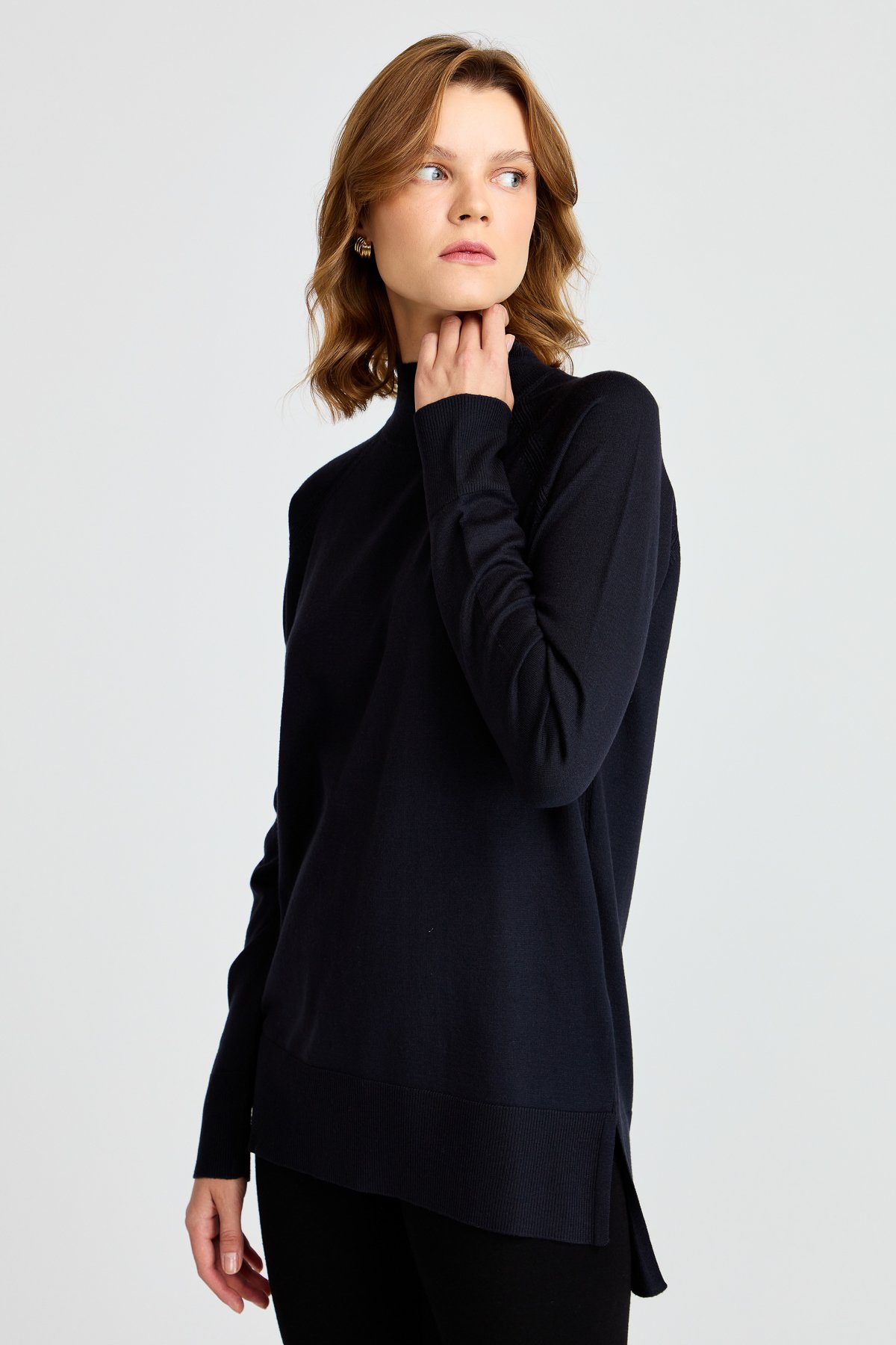 22305Женский свитер-полуводолазка с разрезными рукавами темно-синий