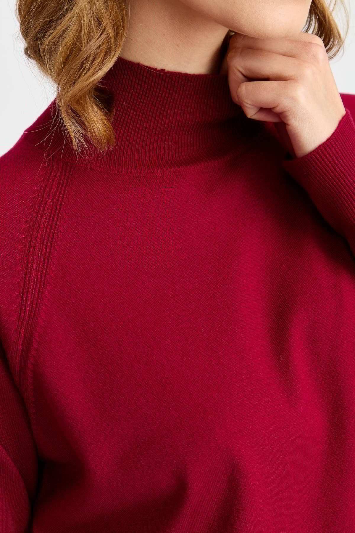 22305Женский свитер-полуводолазка с разрезными рукавами вишня