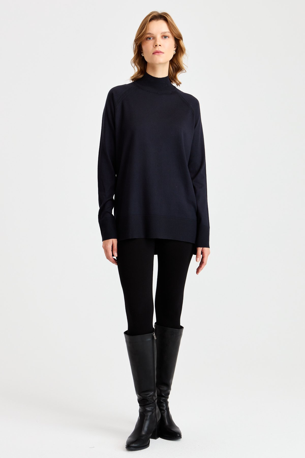 22305Женский свитер-полуводолазка с разрезными рукавами темно-синий