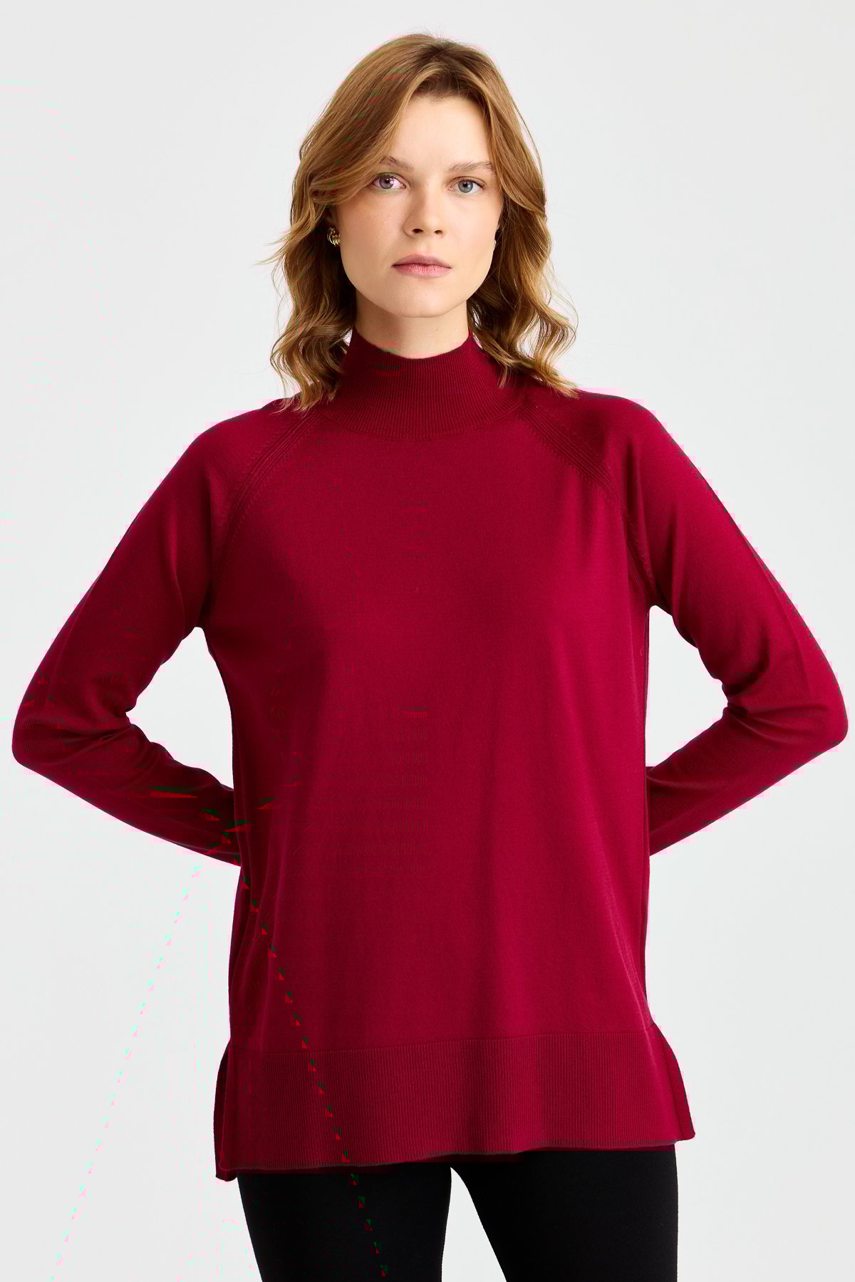 22305Женский свитер-полуводолазка с разрезными рукавами вишня