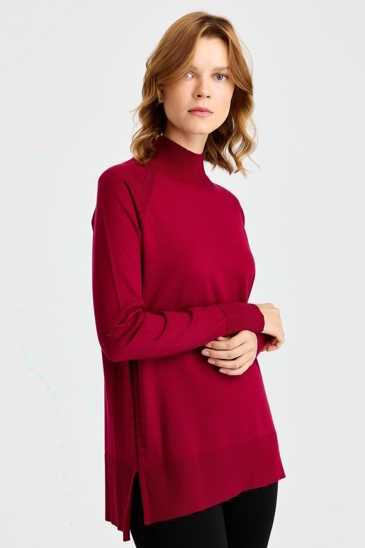 22305Женский свитер-полуводолазка с разрезными рукавами вишня