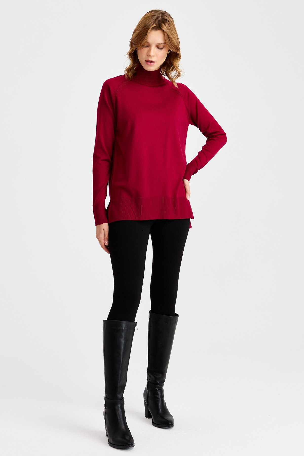 22305Женский свитер-полуводолазка с разрезными рукавами вишня