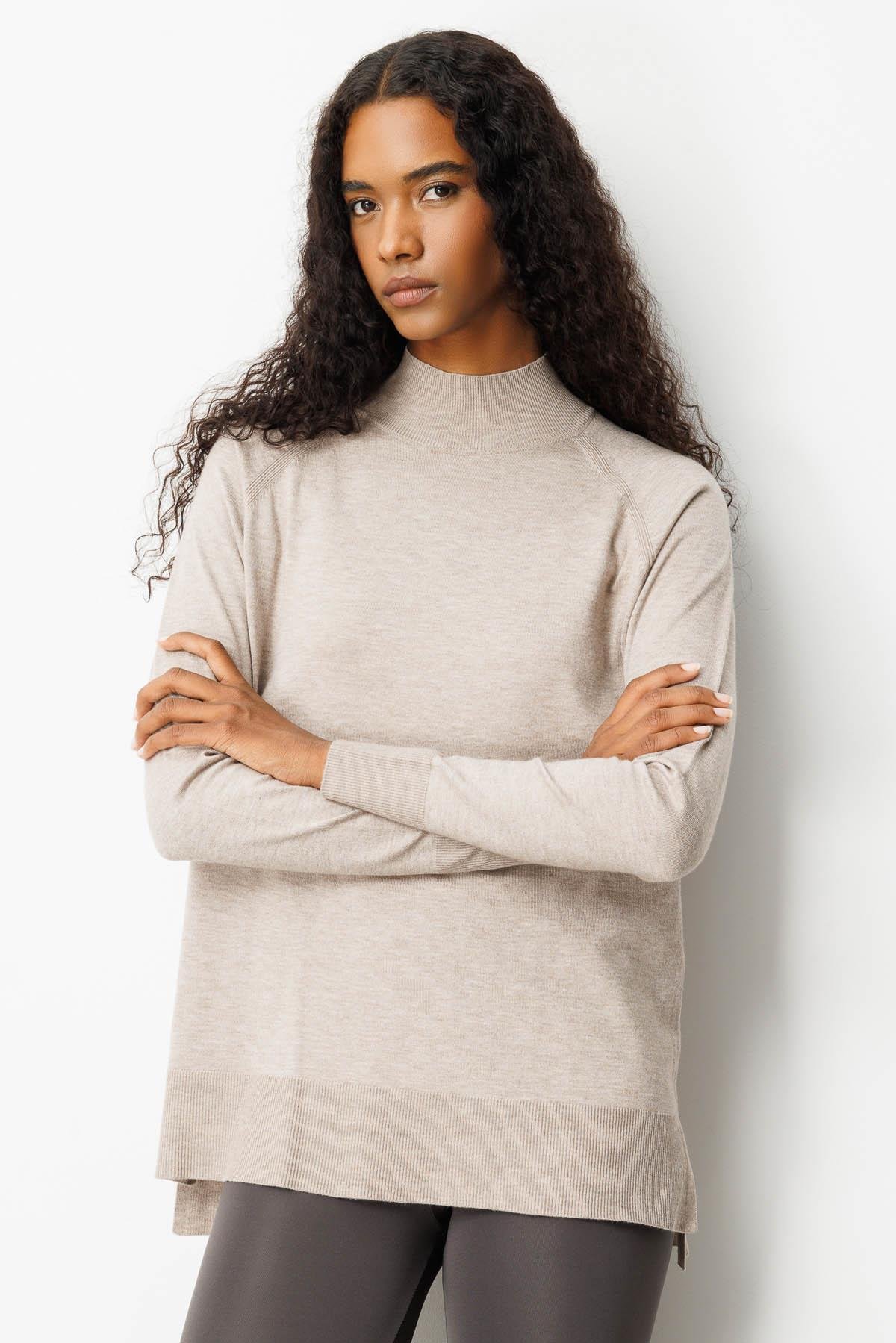 22305Kadın Yarım Balıkçı Yaka Kolları Yırtmaçlı Basic Kazak Vizon