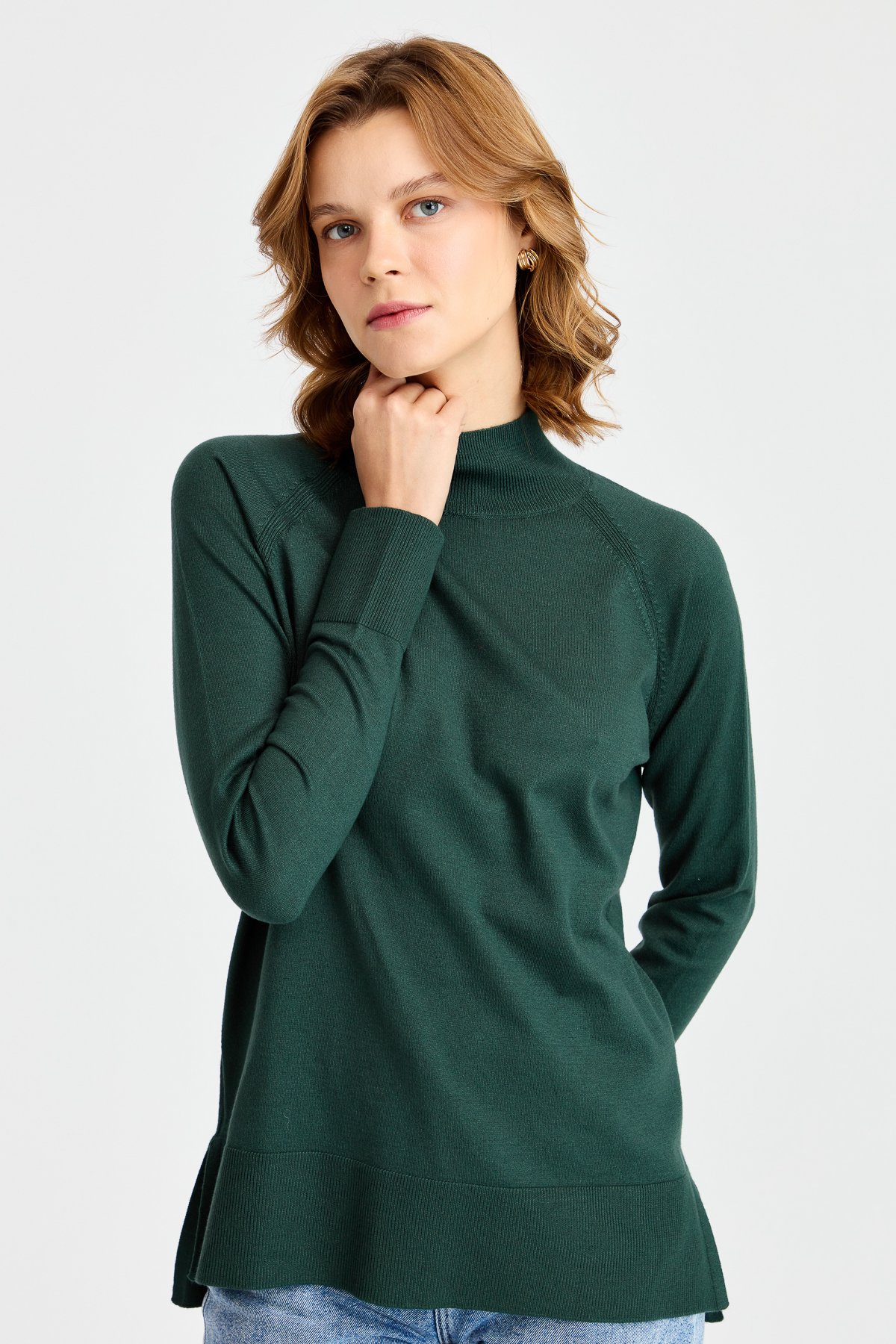 22305Женский свитер-полуводолазка с разрезными рукавами нафта