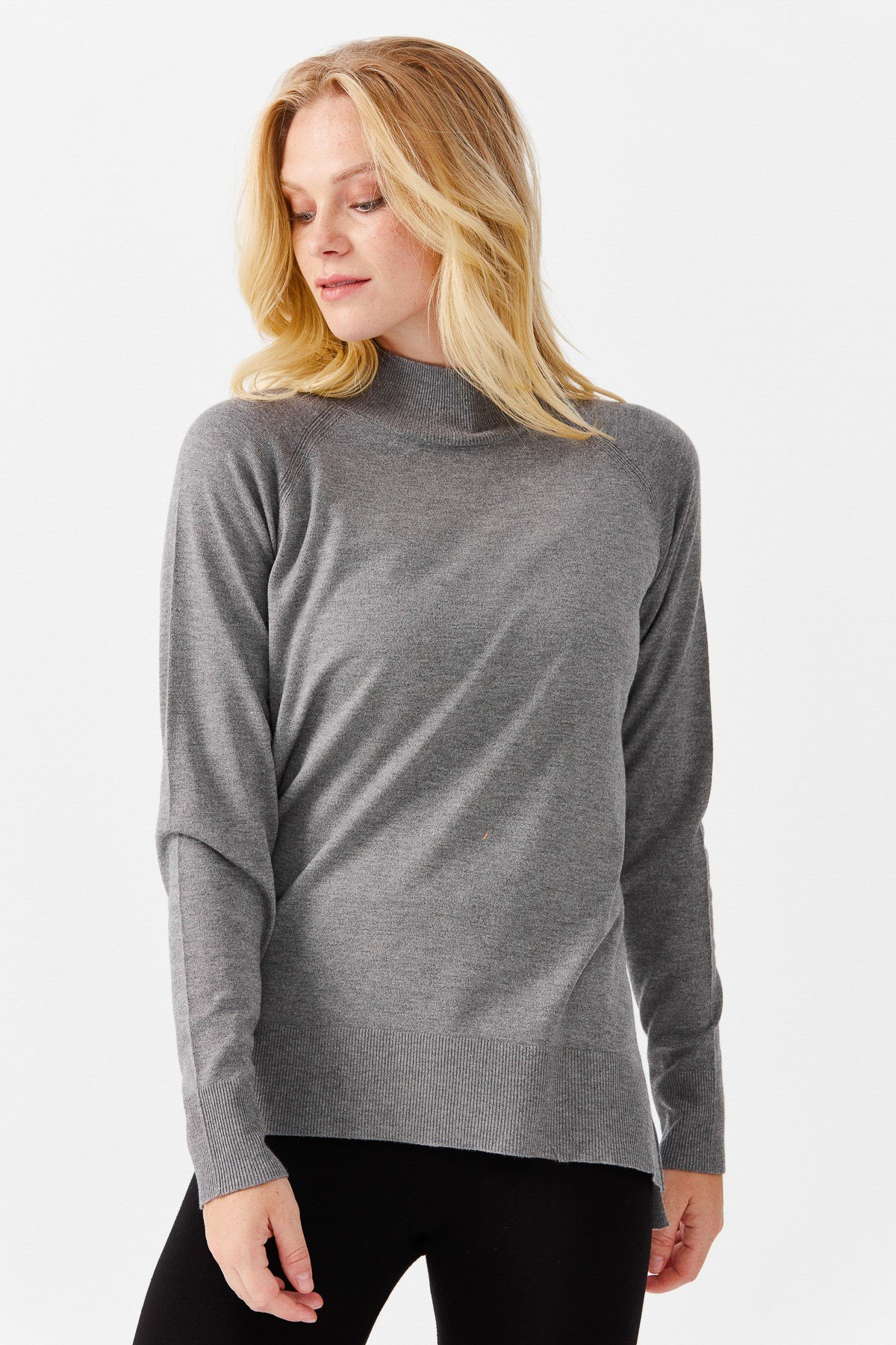 22305Женский свитер с высоким воротом и разрезами на рукавах, дымчатый 