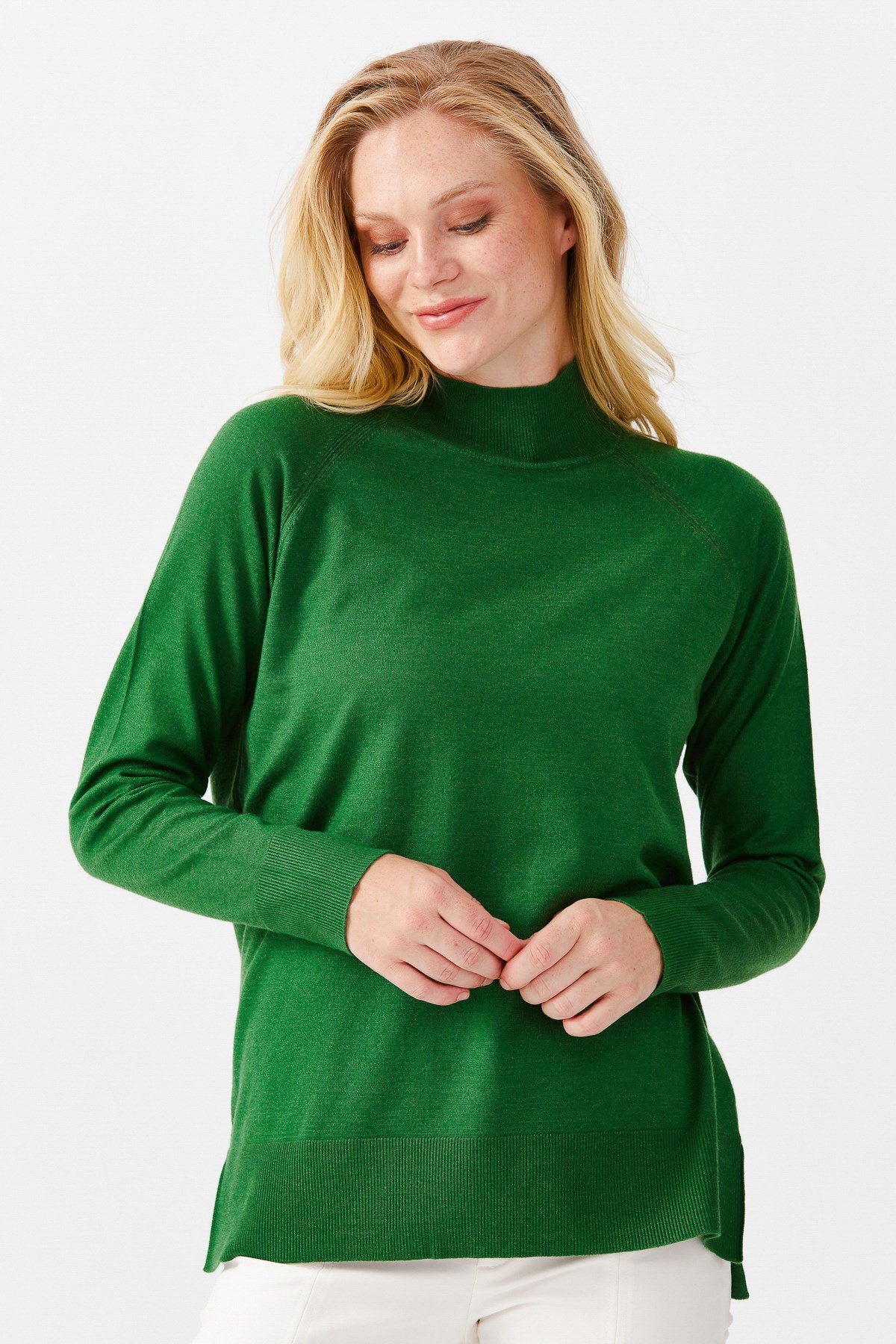 22305Женский свитер с высоким воротом и разрезами на рукавах зеленая 