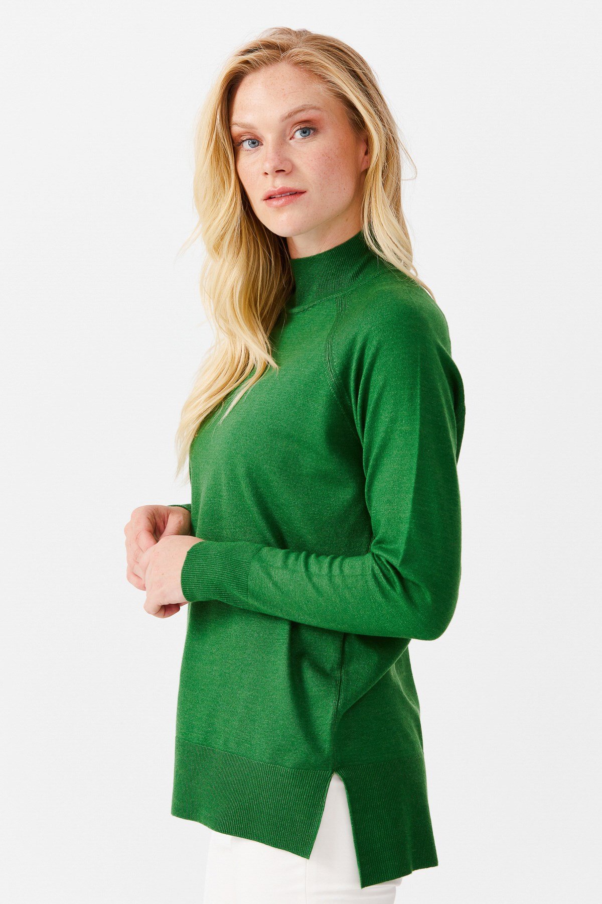 22305Женский свитер с высоким воротом и разрезами на рукавах зеленая 