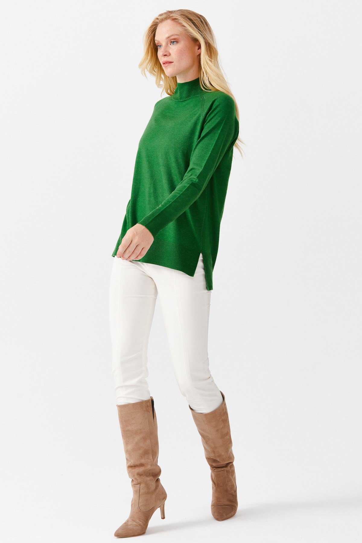22305Женский свитер с высоким воротом и разрезами на рукавах зеленая 
